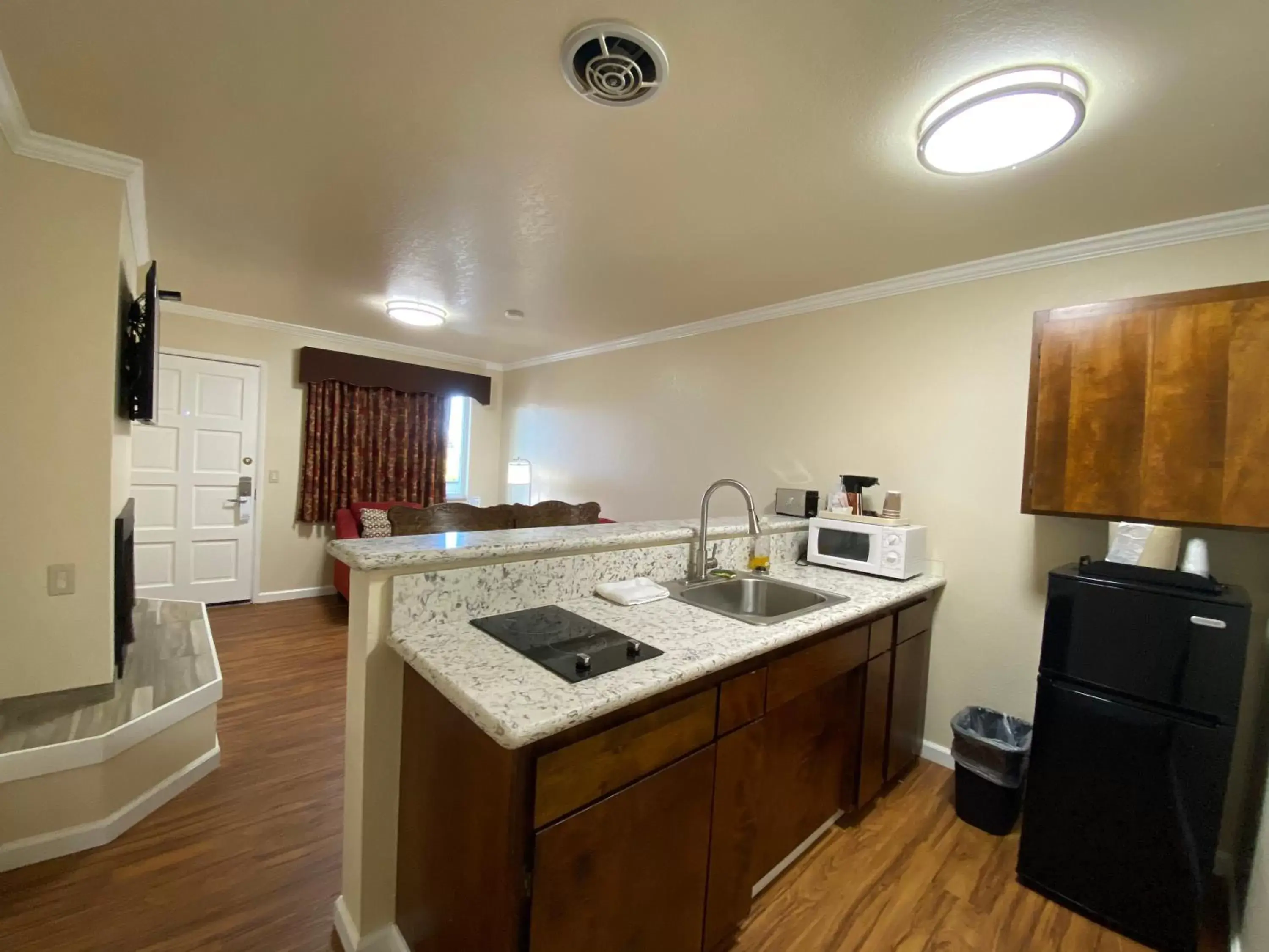 Kitchen/Kitchenette in Beachwalker Inn Cayucos