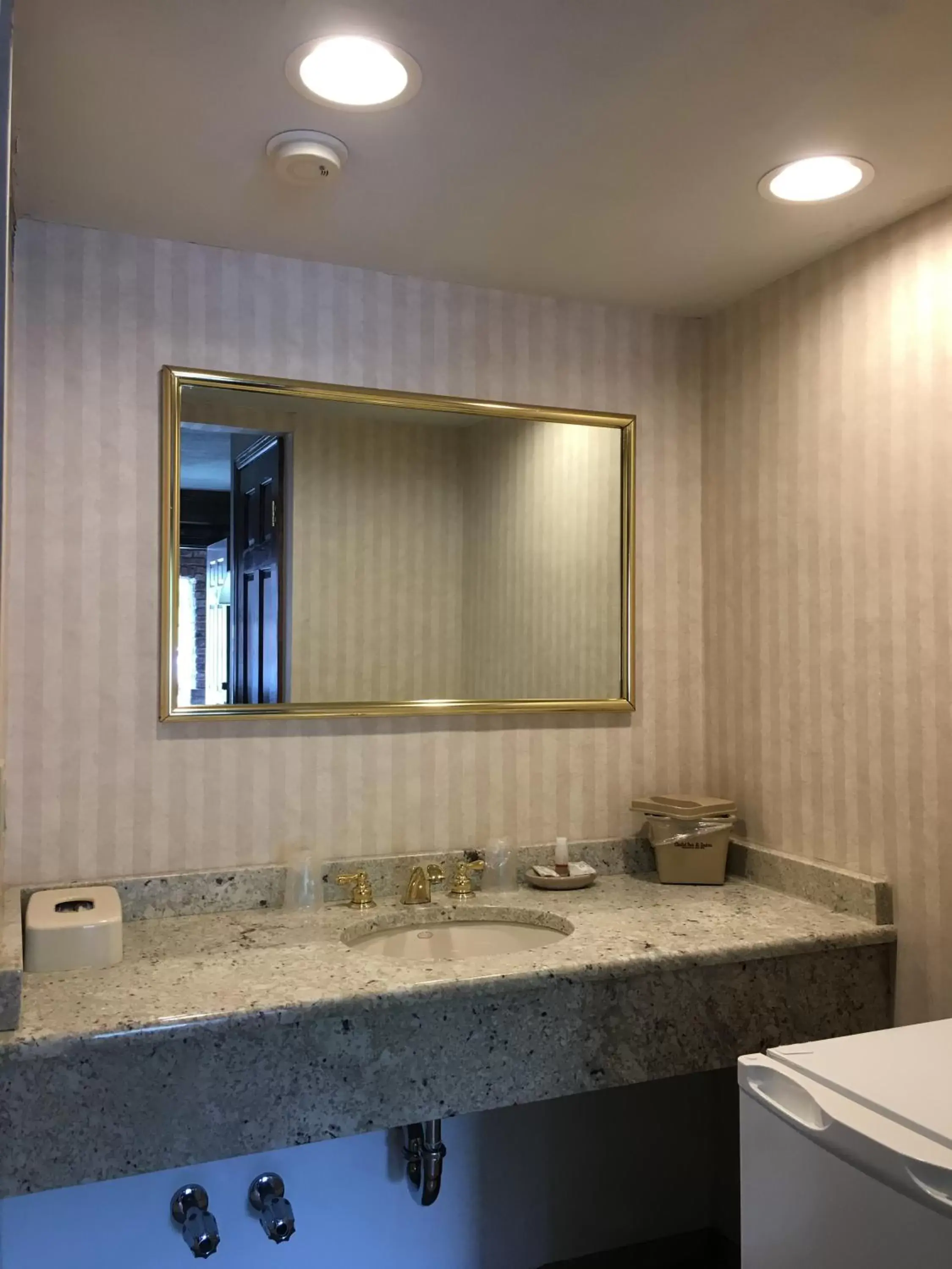 Bathroom in Chalet Inn & Suites