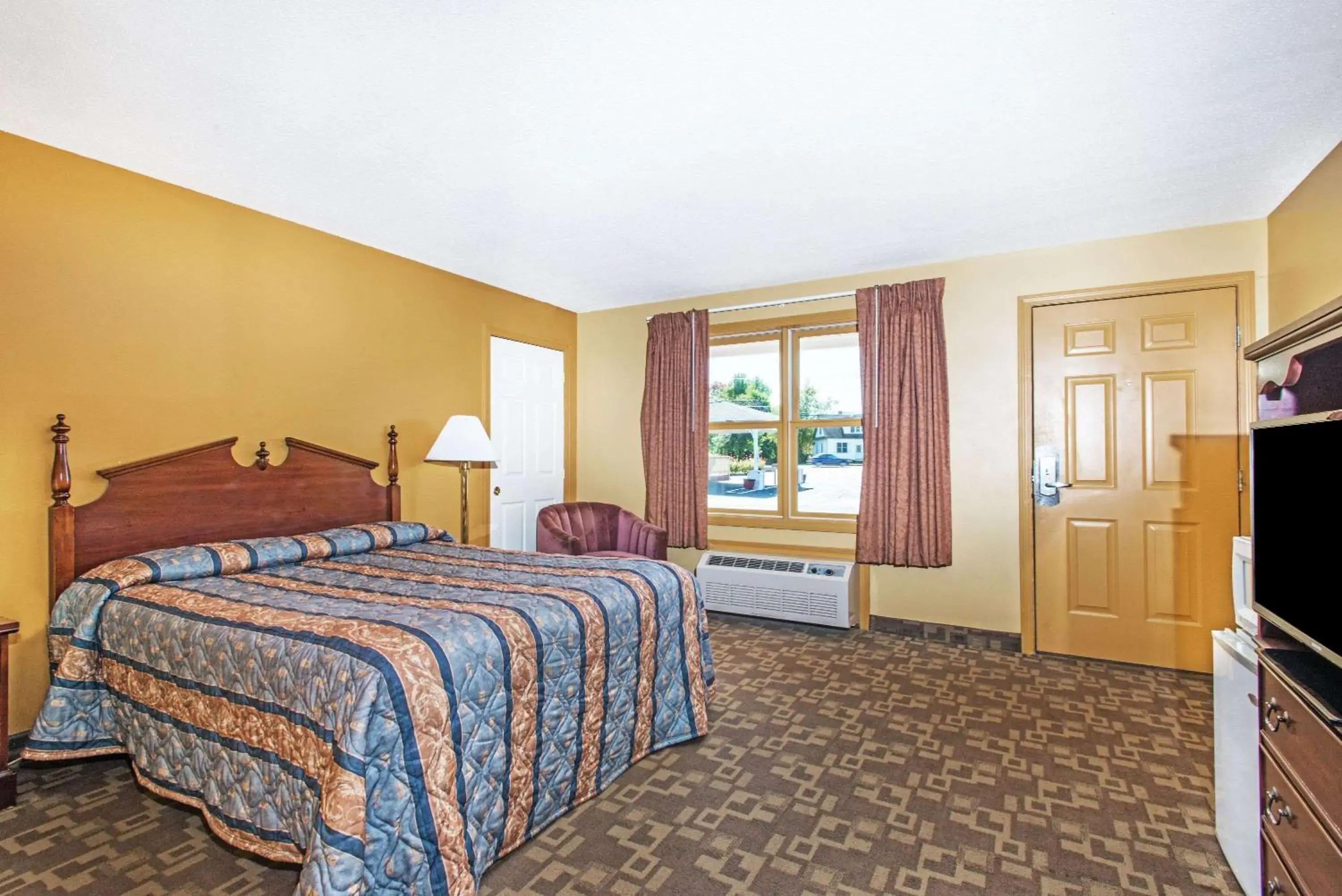 Photo of the whole room, Bed in Knights Inn Hadley Photo of the whole room, Bed in Knights Inn Hadley