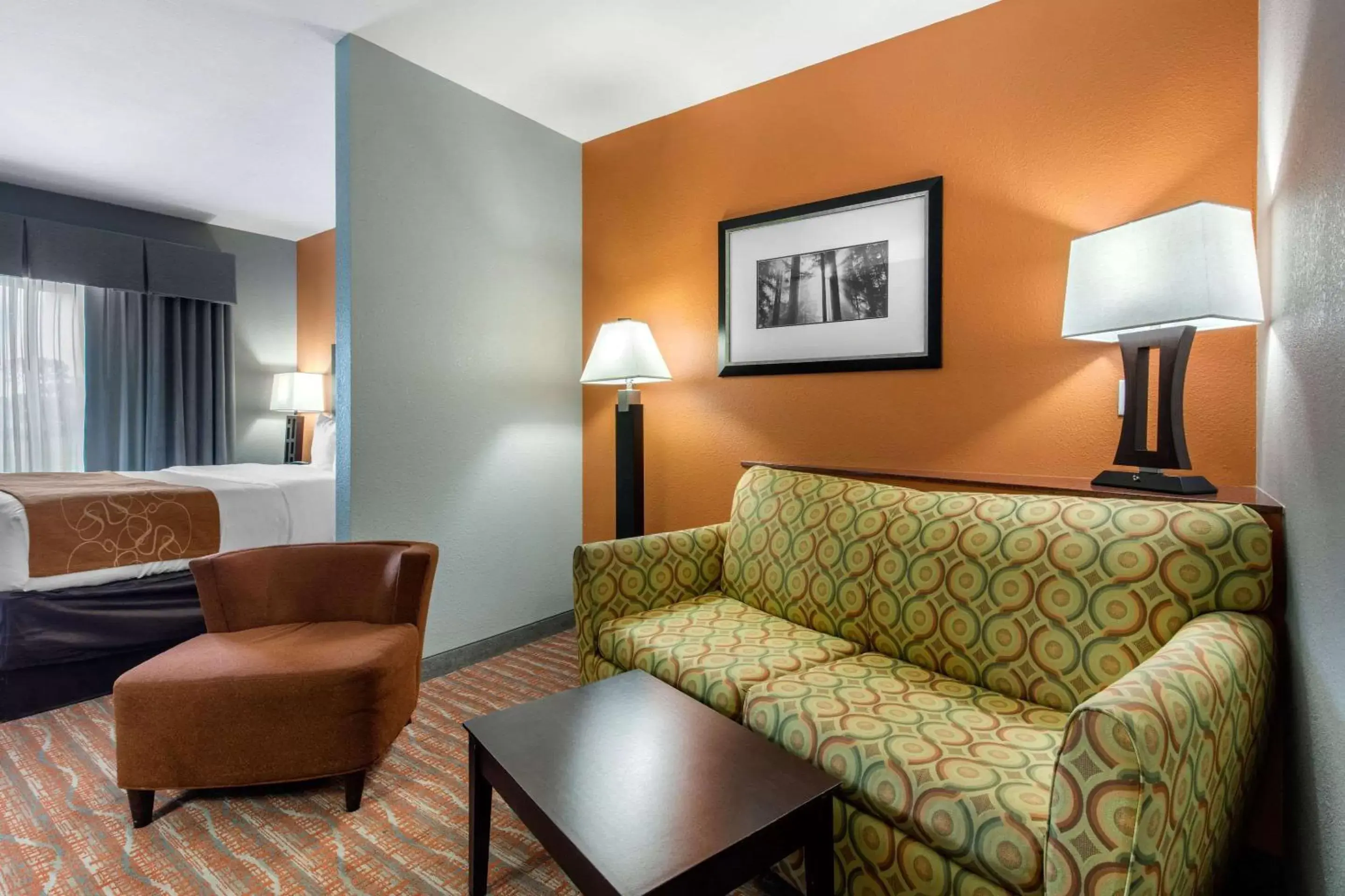 Photo of the whole room, Seating Area in Comfort Suites Jackson I-40