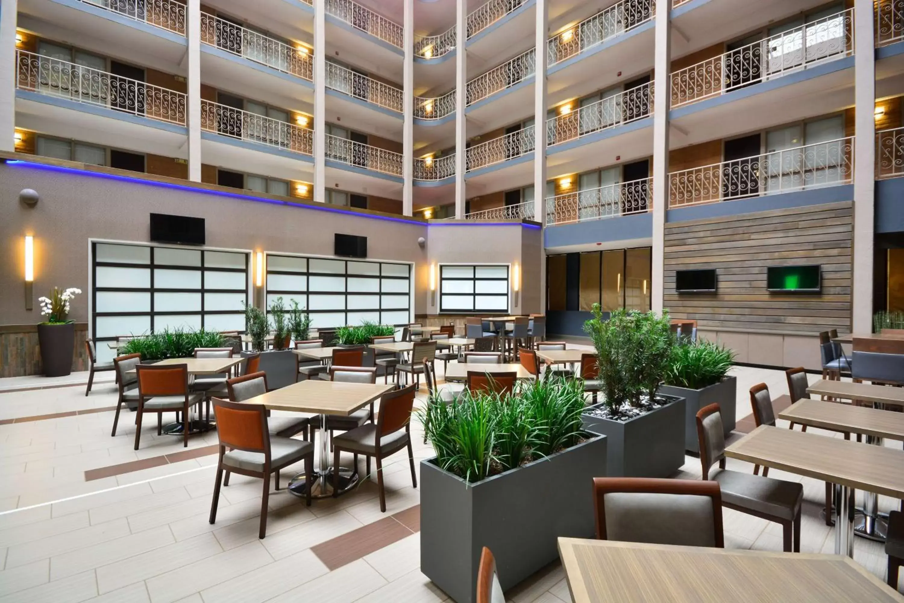 Dining area, Lounge/Bar in Embassy Suites by Hilton Denver Central Park