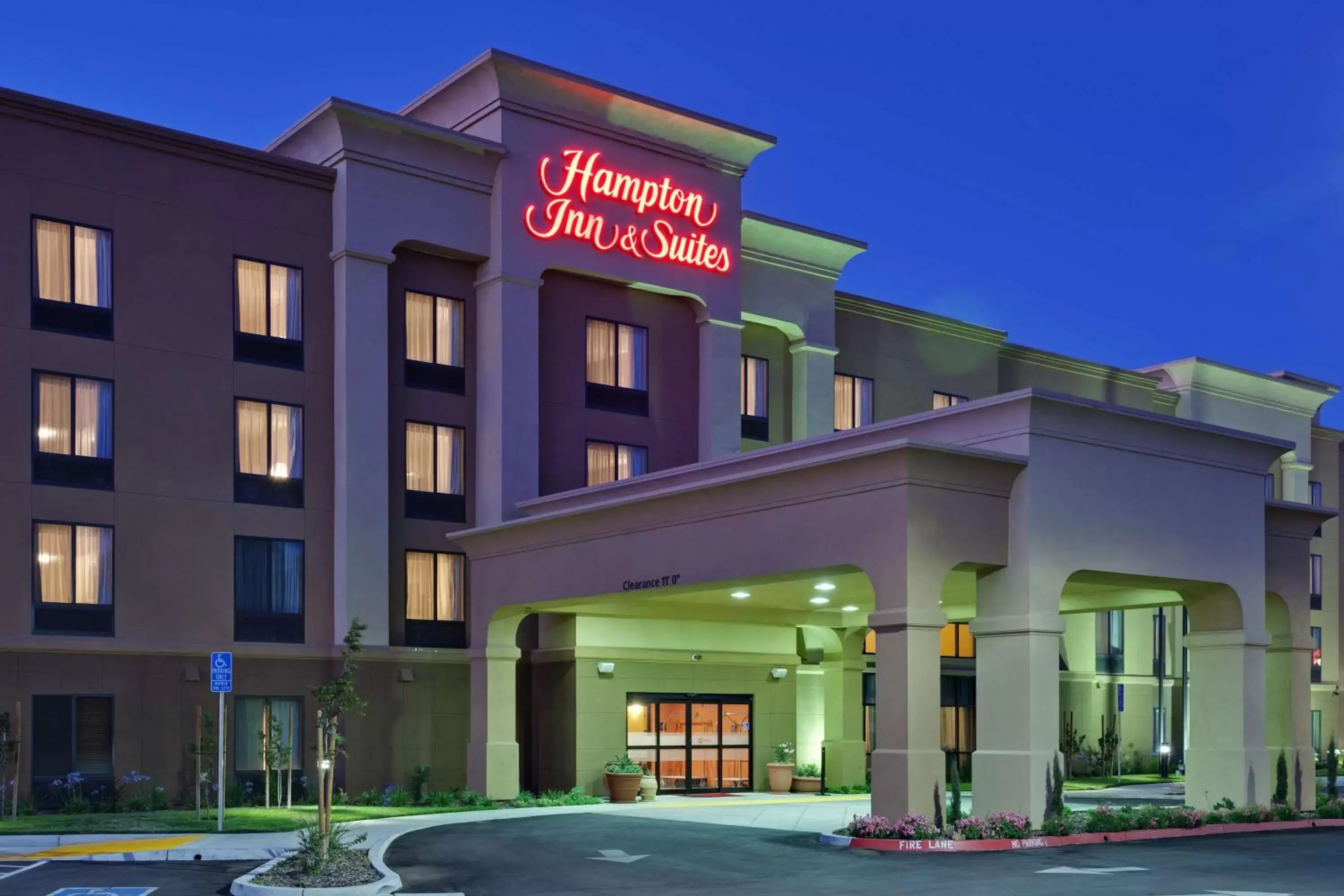 Property Building in Hampton Inn & Suites Fresno - Northwest