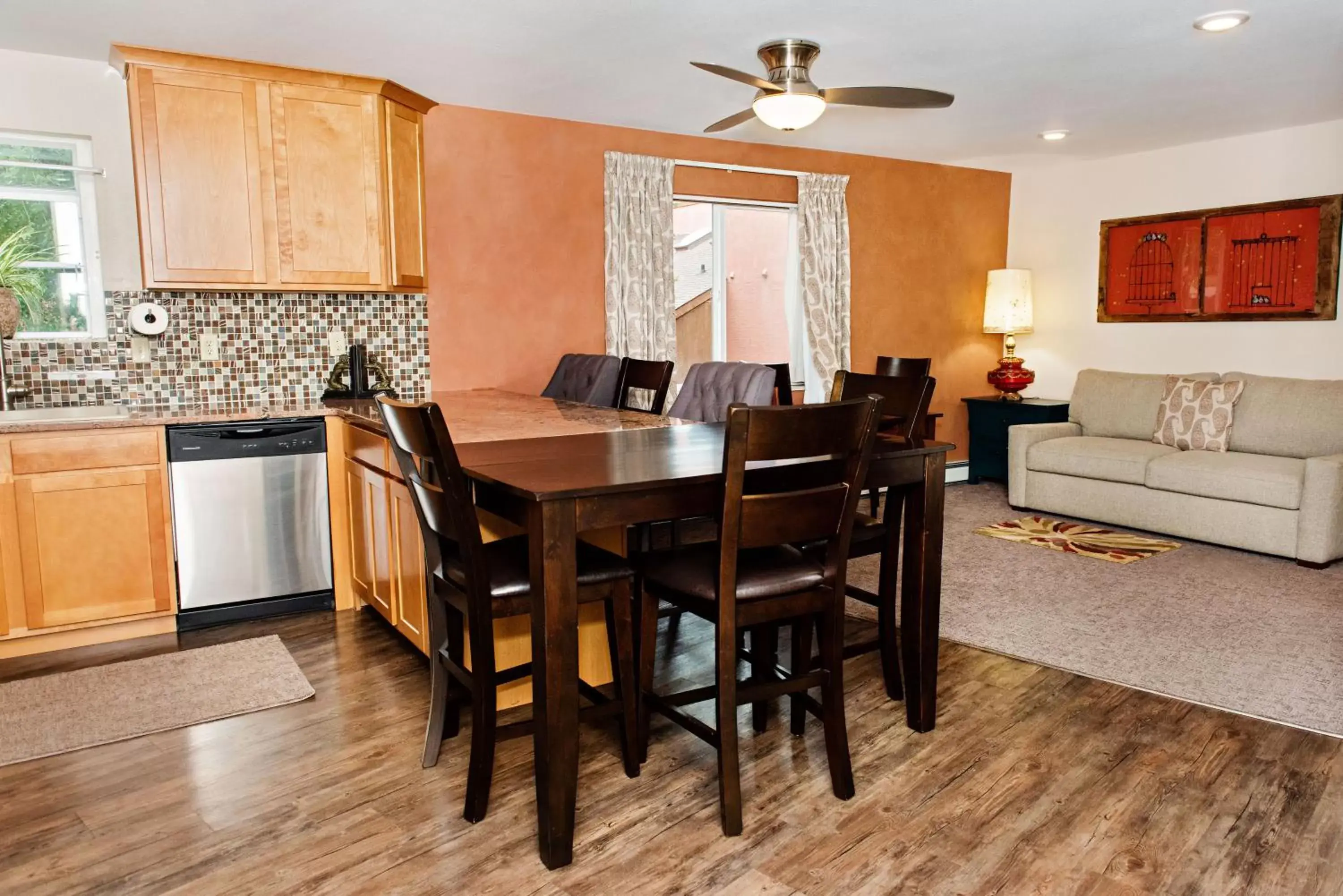 Kitchen or kitchenette, Dining Area in Red Wing Motel