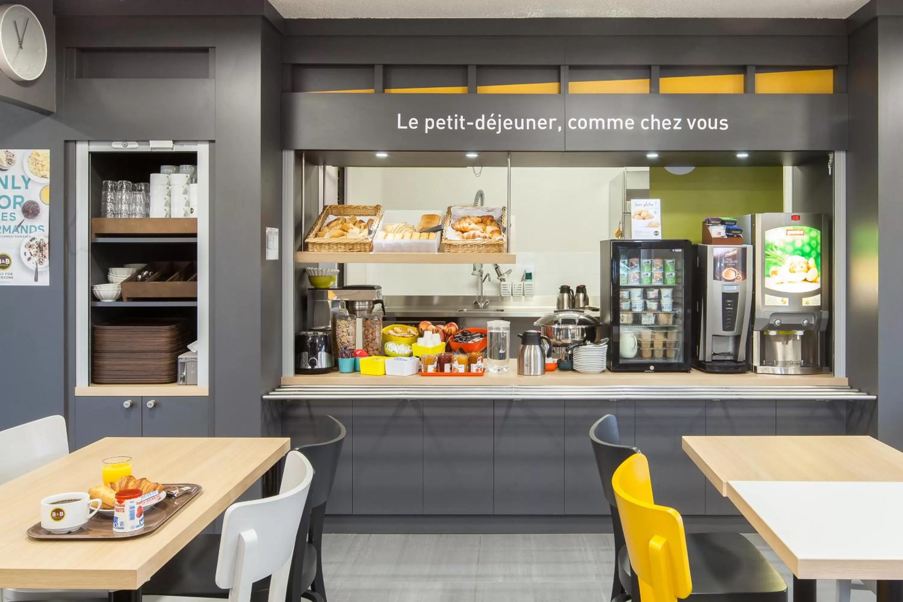 Buffet breakfast in B&B HOTEL Saint-Michel sur Orge