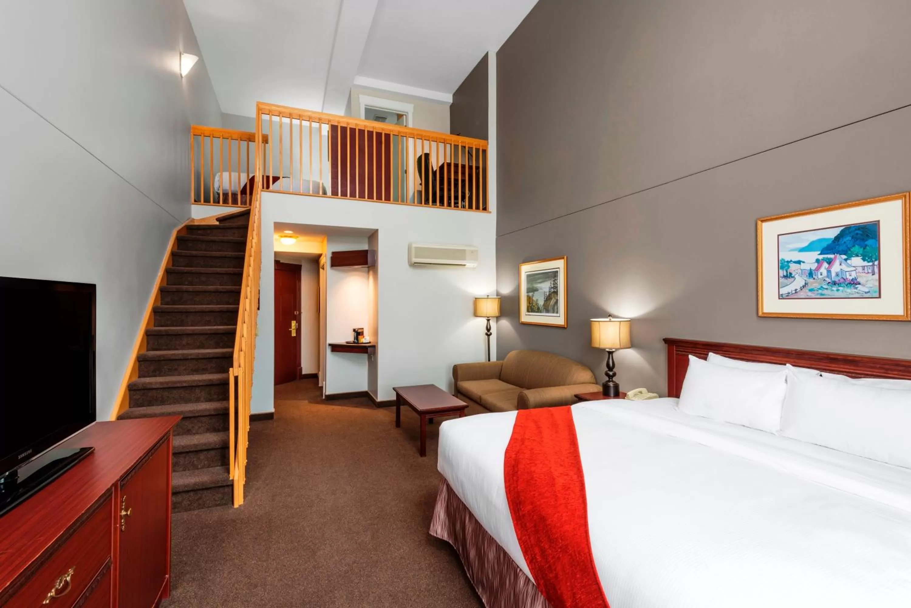 Photo of the whole room, Bed in Ramada Plaza by Wyndham Gatineau/Manoir du Casino