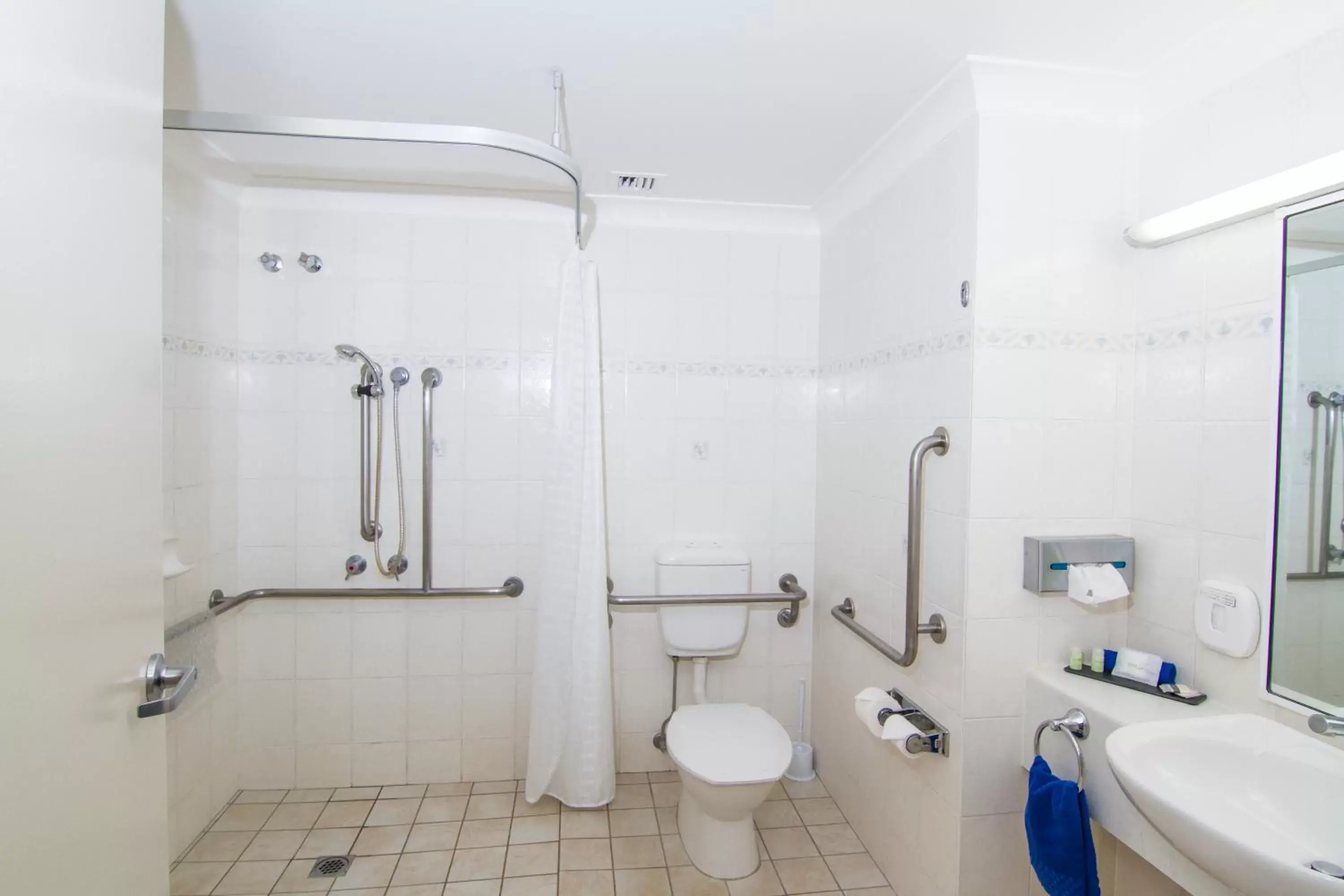 Bathroom in Dubbo RSL Club Motel