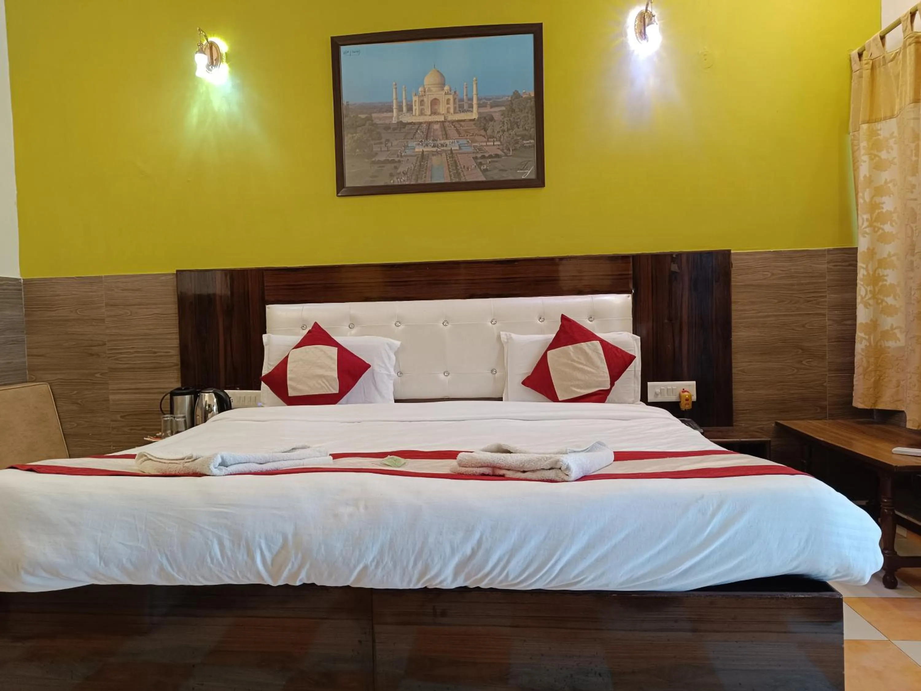 Bedroom, Bed in Hotel Sidhartha Walking Distance From TajMahal