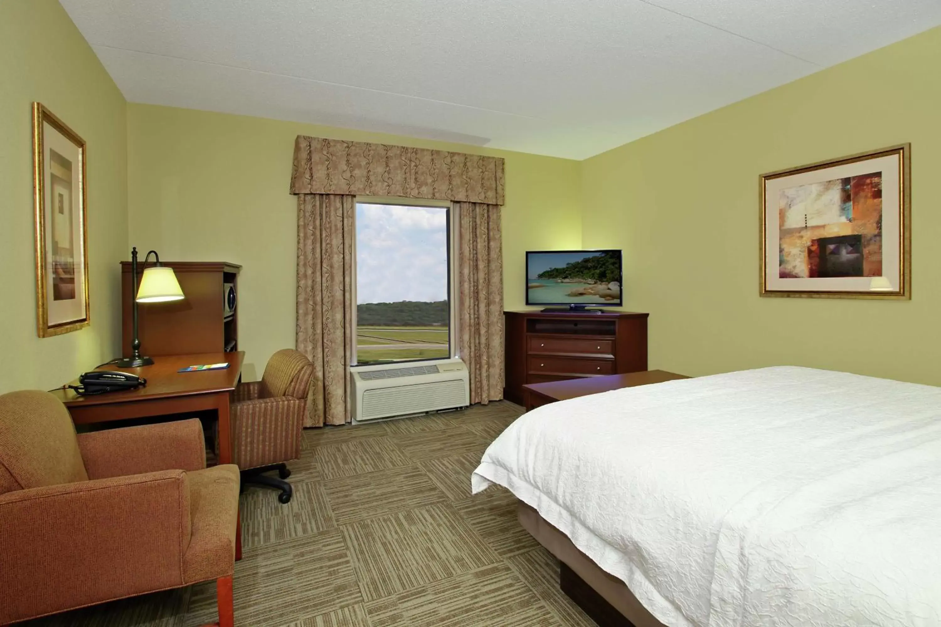 Bedroom, TV/Entertainment Center in Hampton Inn & Suites Murray