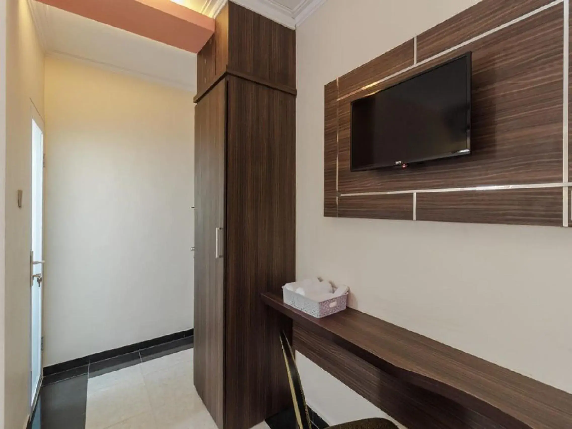 Bedroom, TV/Entertainment Center in RedDoorz Plus @ Boulevard Panakkukang