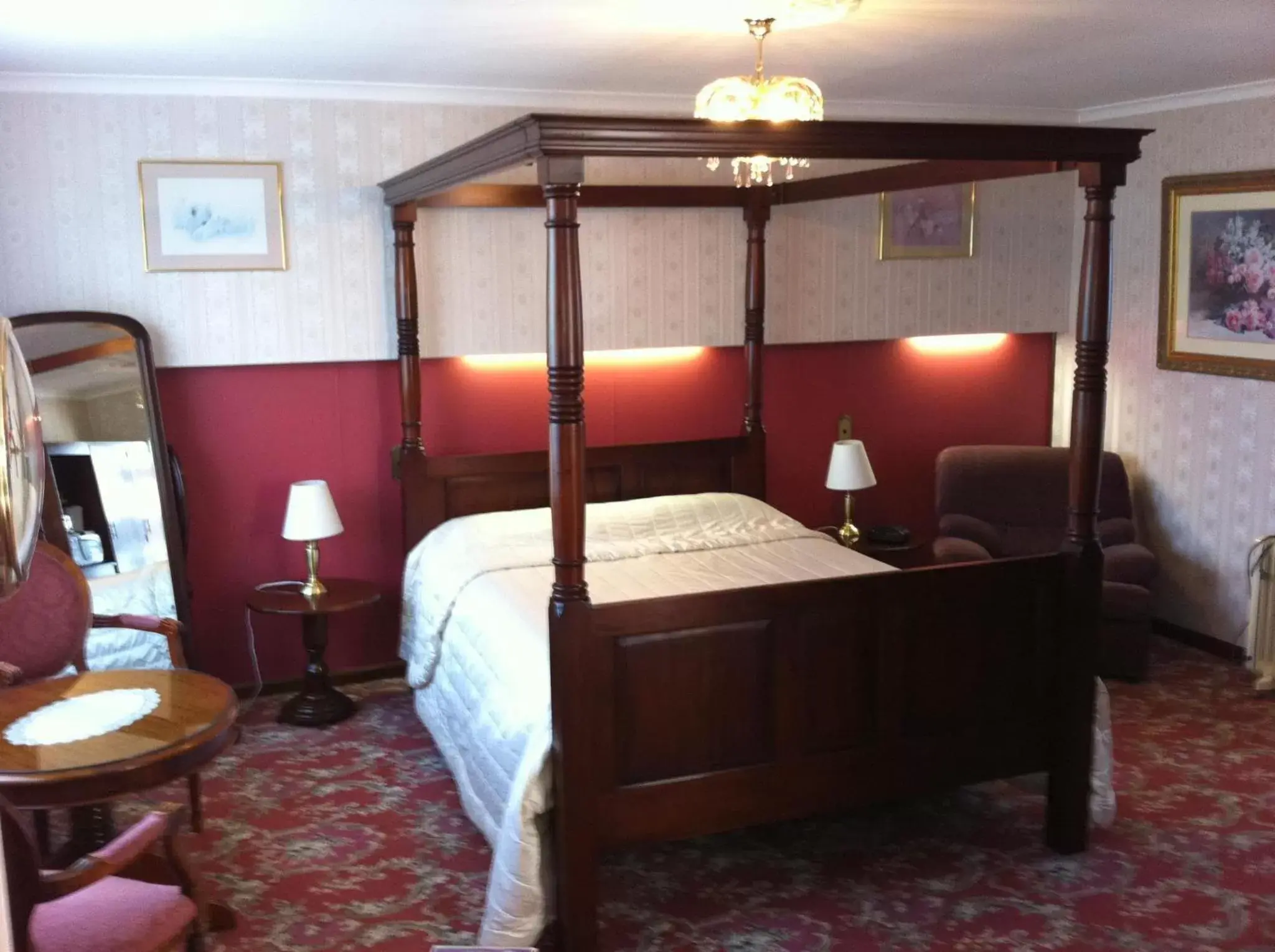 Bedroom, Bed in Motel Mayfair on Cavell