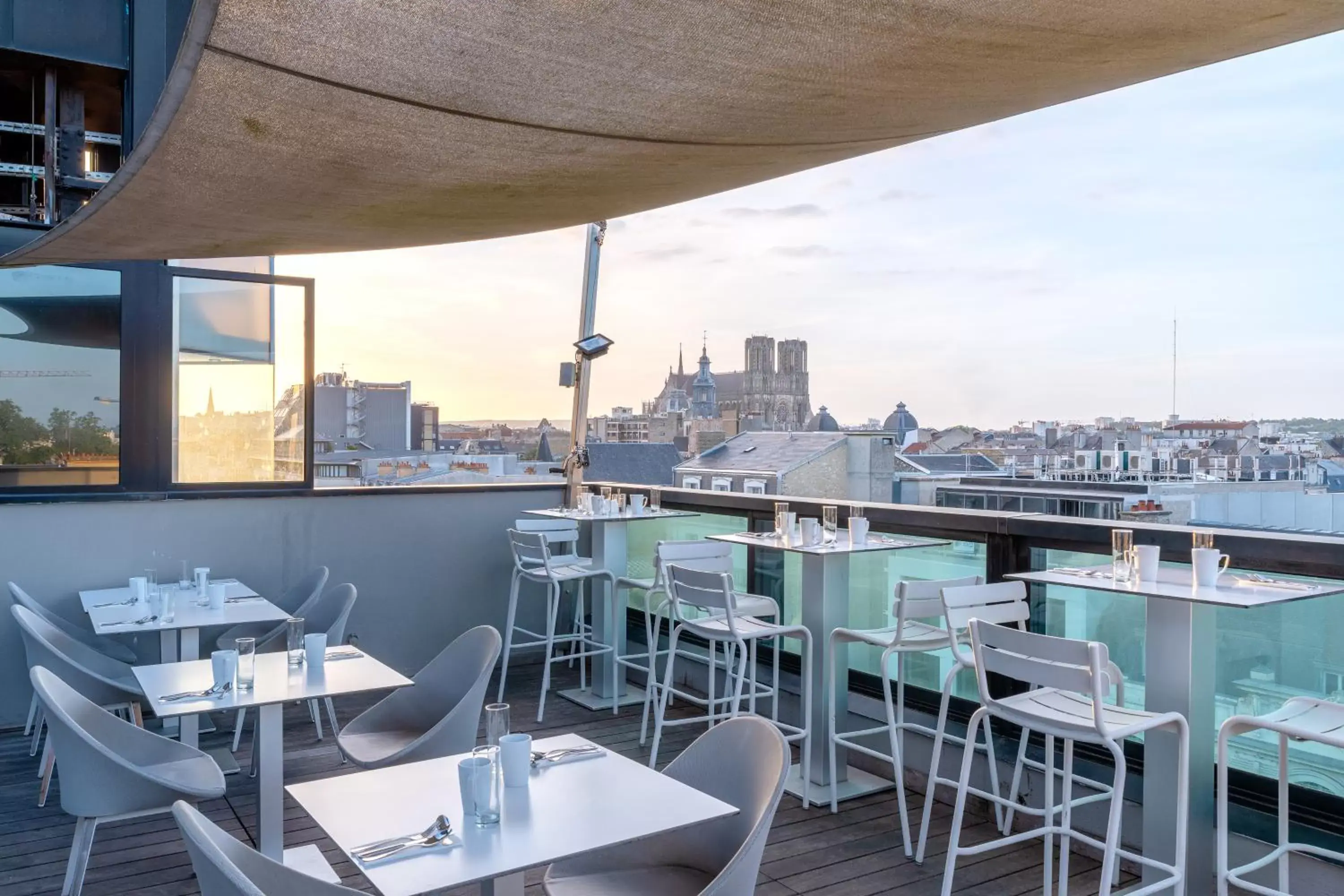 Patio, Restaurant/Places to Eat in Holiday Inn Reims Centre, an IHG Hotel