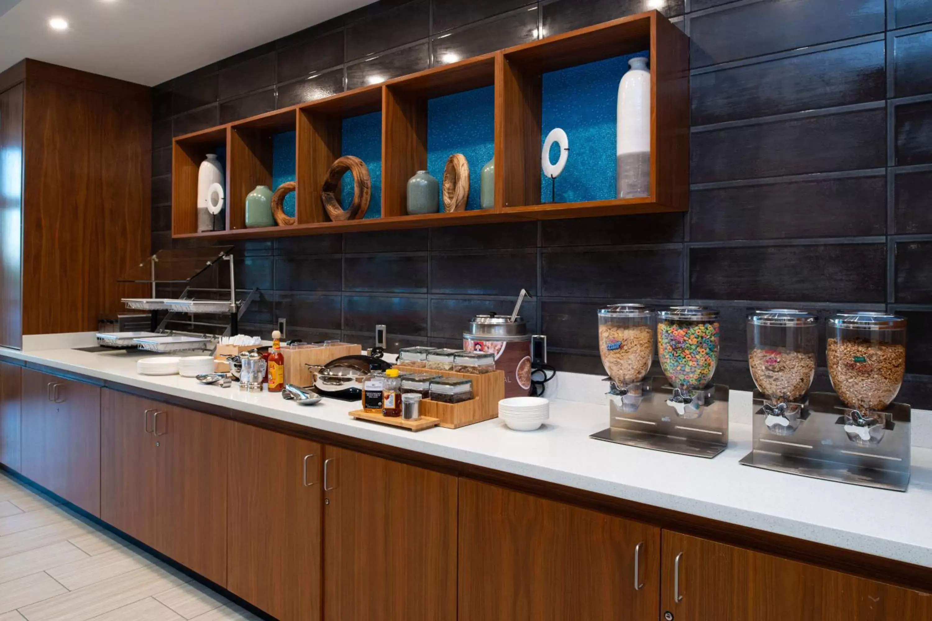 Breakfast, Kitchen/Kitchenette in SpringHill Suites by Marriott Kansas City Northeast