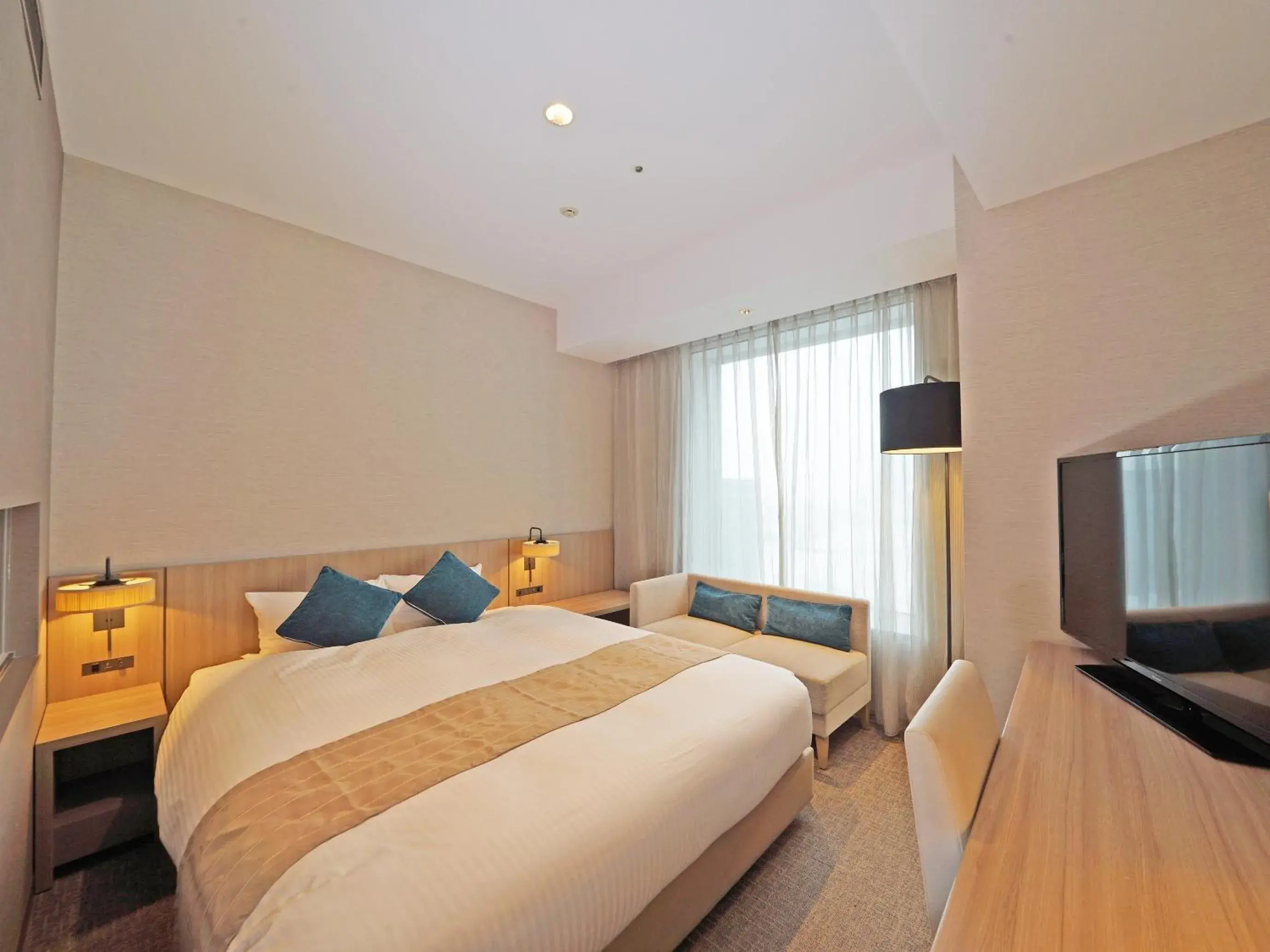 Photo of the whole room, Bed in the square hotel Yokohama Minatomirai