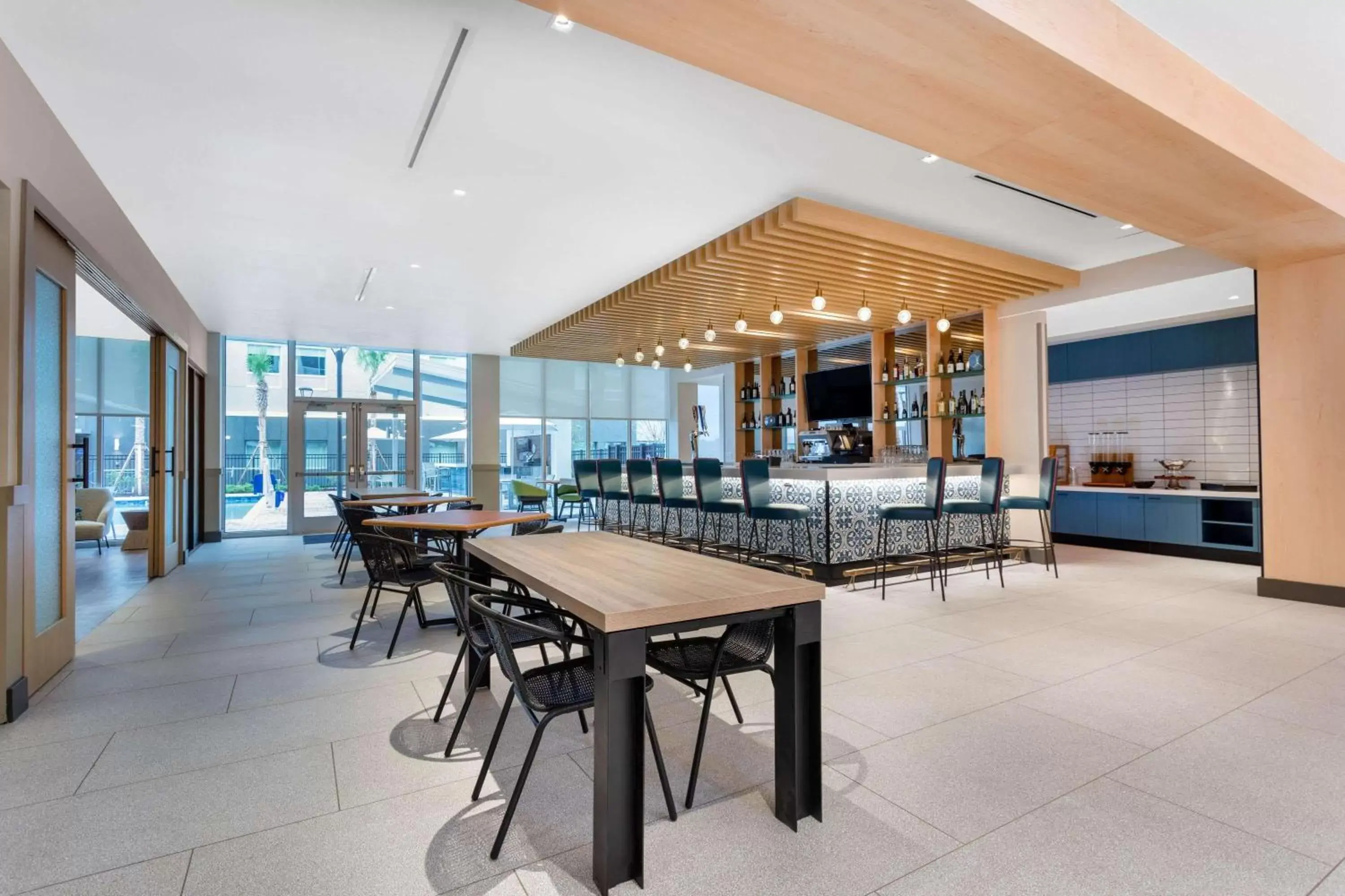 Lounge or bar, Restaurant/Places to Eat in TRYP by Wyndham Orlando
