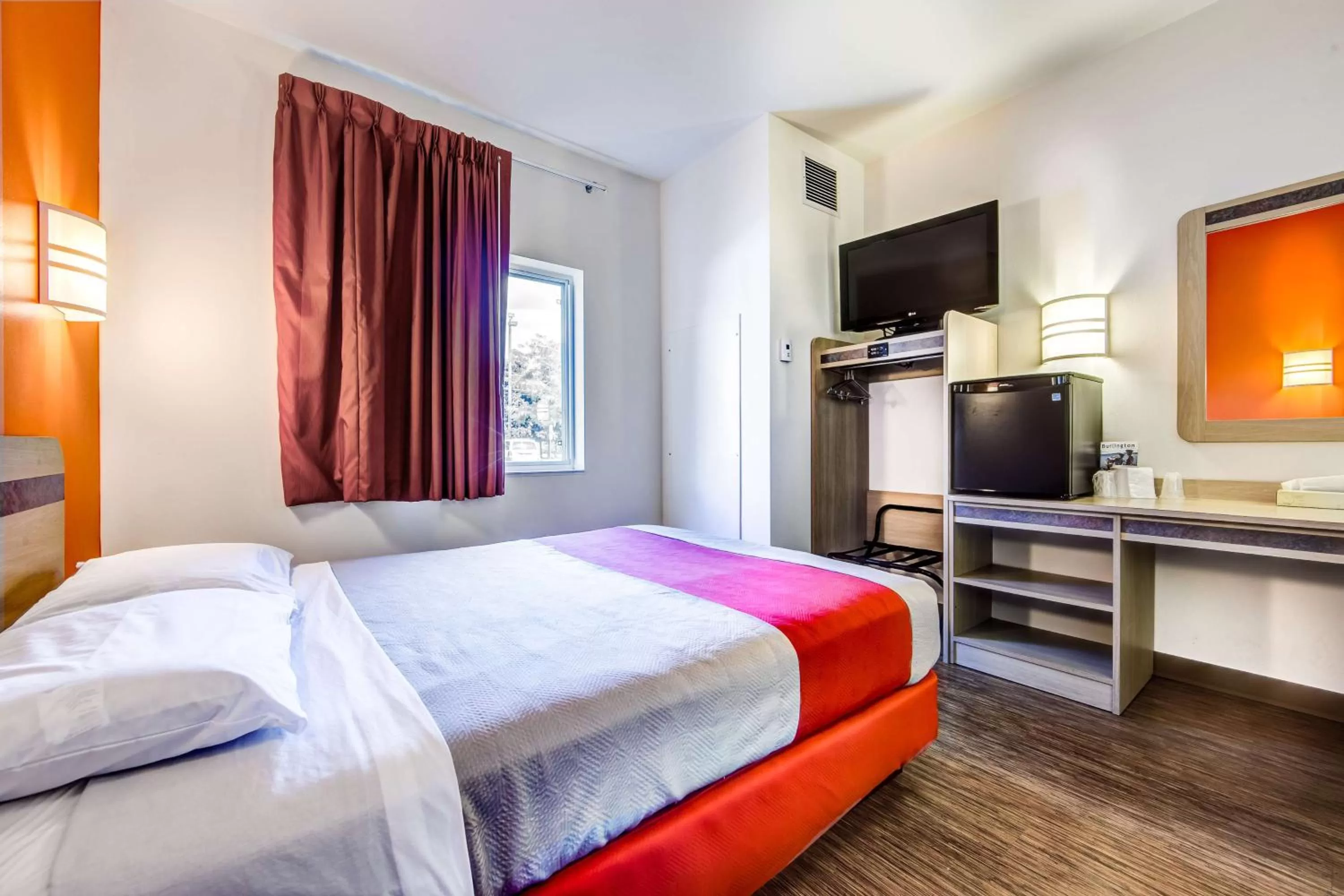 TV and multimedia, Bed in Motel 6-Burlington, ON - Toronto West - Oakville