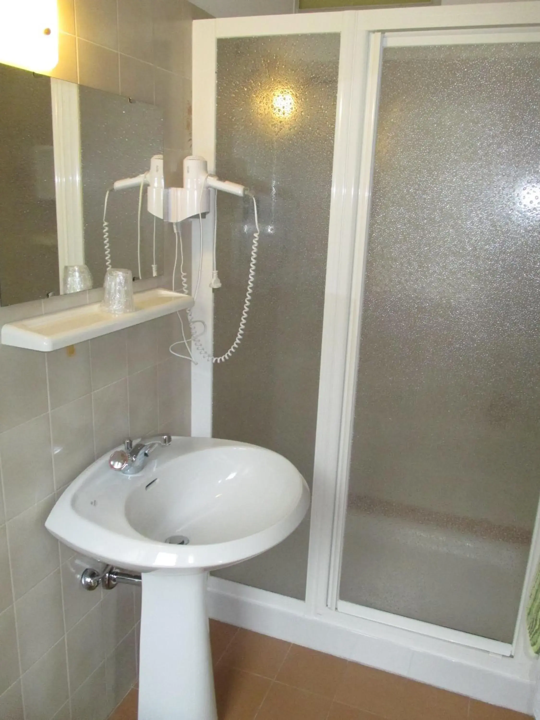 Shower, Bathroom in Hotel Casa Popi