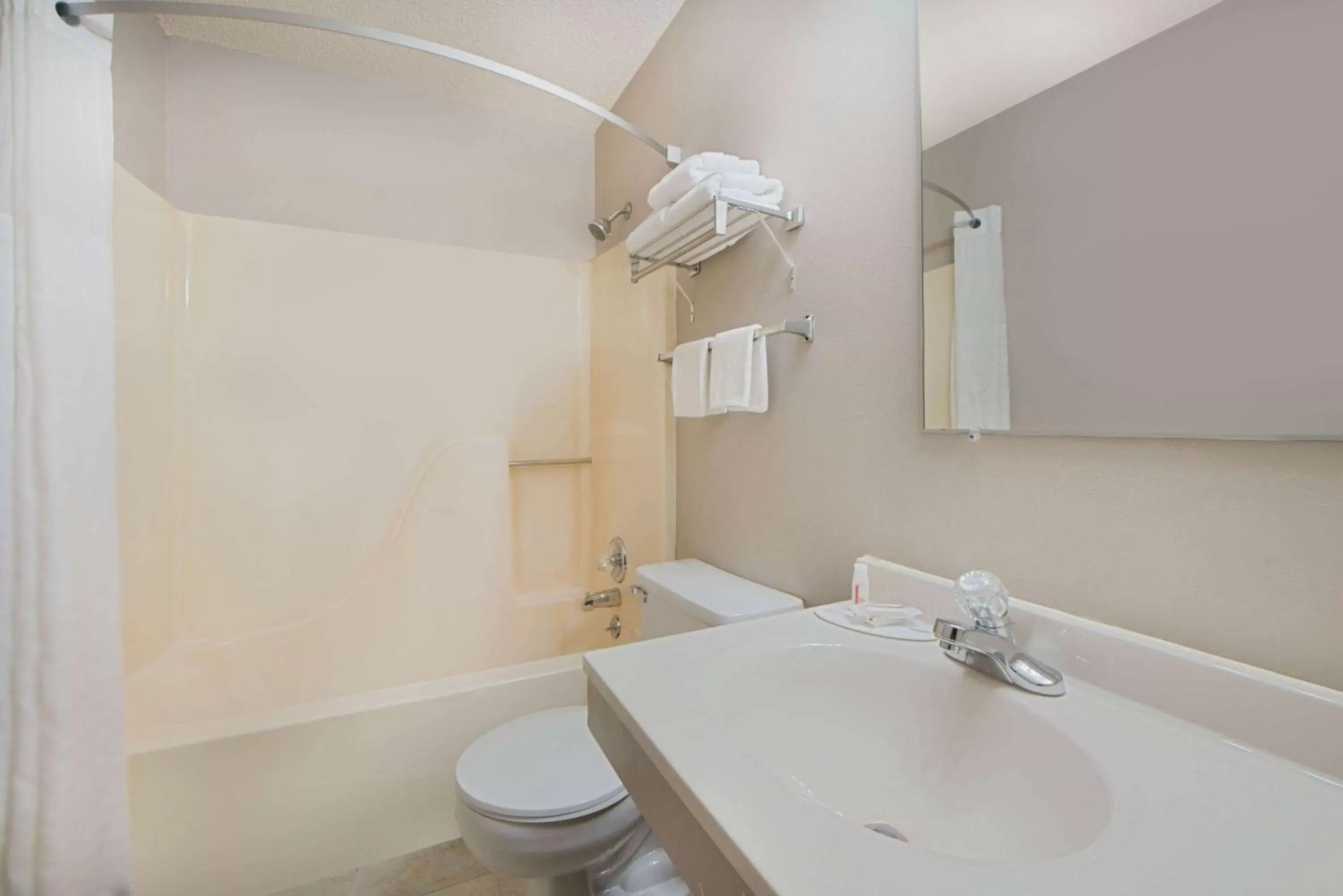 TV and multimedia, Bathroom in Super 8 by Wyndham Pella