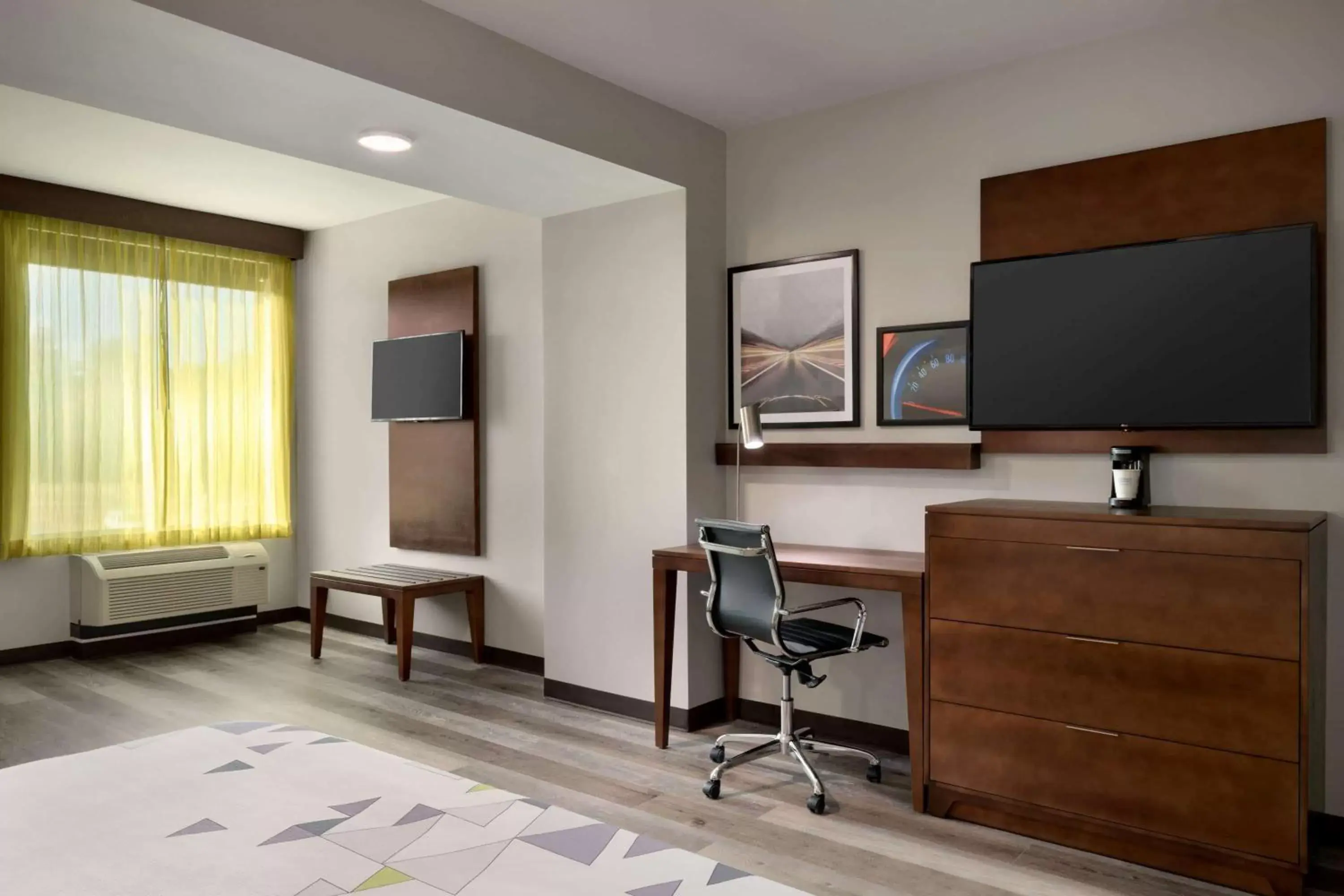 Photo of the whole room, TV/Entertainment Center in La Quinta Inn & Suites by Wyndham Braselton