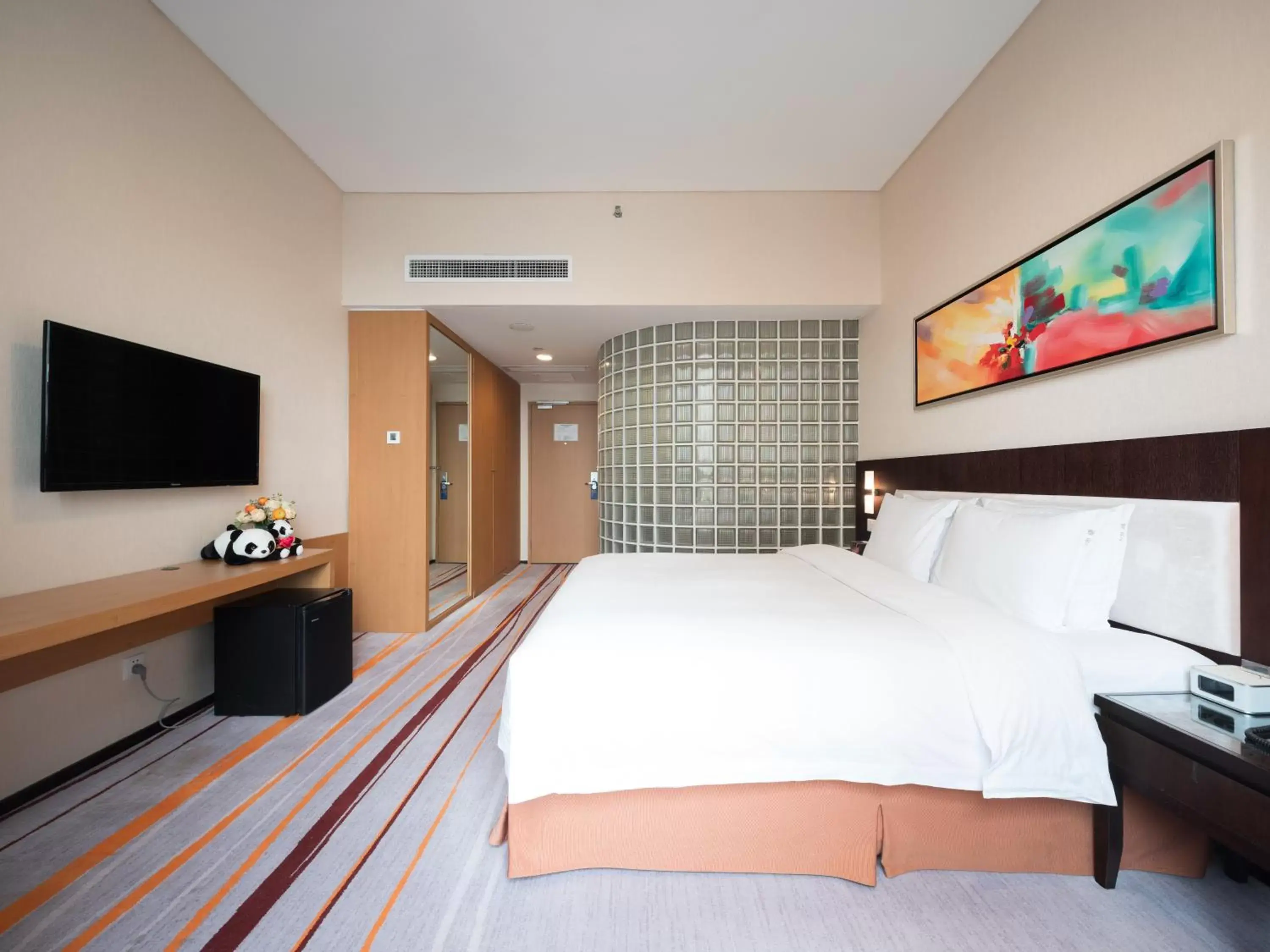 Photo of the whole room, Bed in Holiday Inn Express Gulou Chengdu, an IHG Hotel