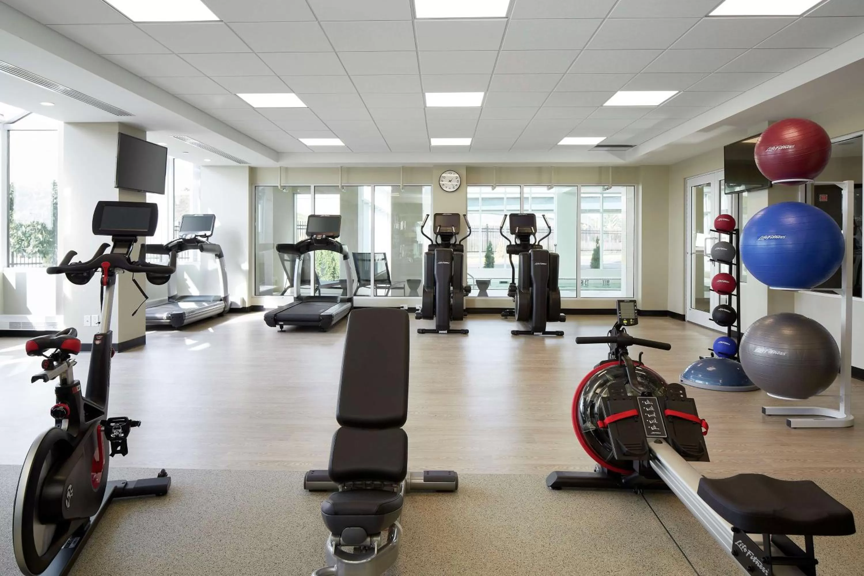 Fitness centre/facilities in Doubletree By Hilton Montreal Airport