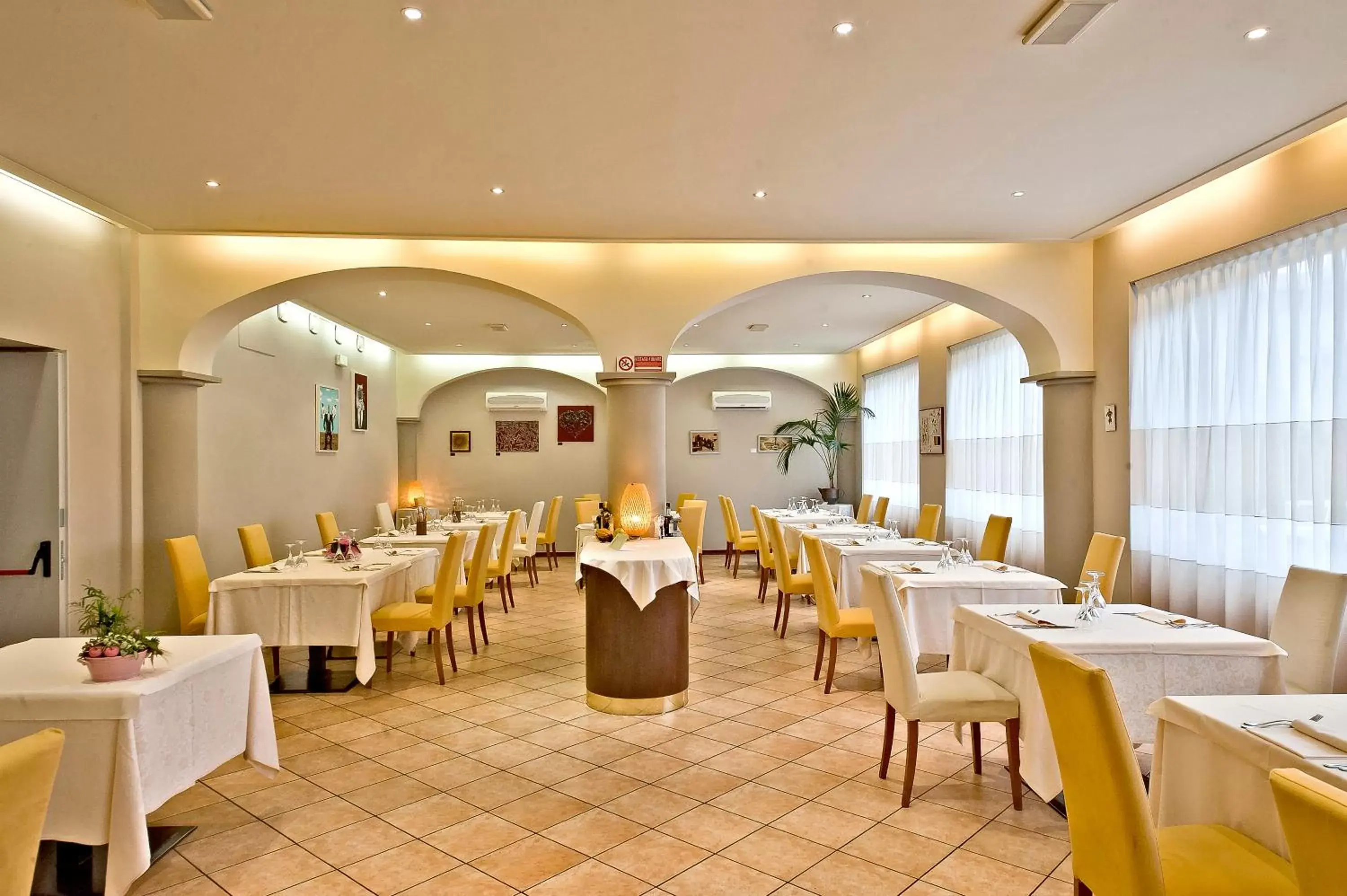 Restaurant/Places to Eat in Sam Hotel