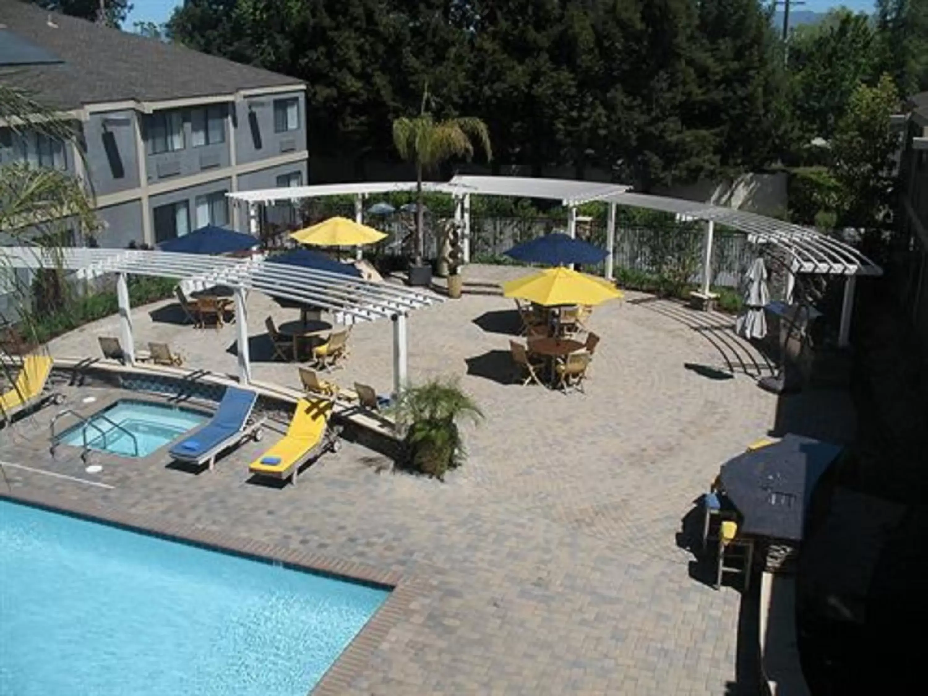 Hot Tub, Pool View in Maple Tree Inn