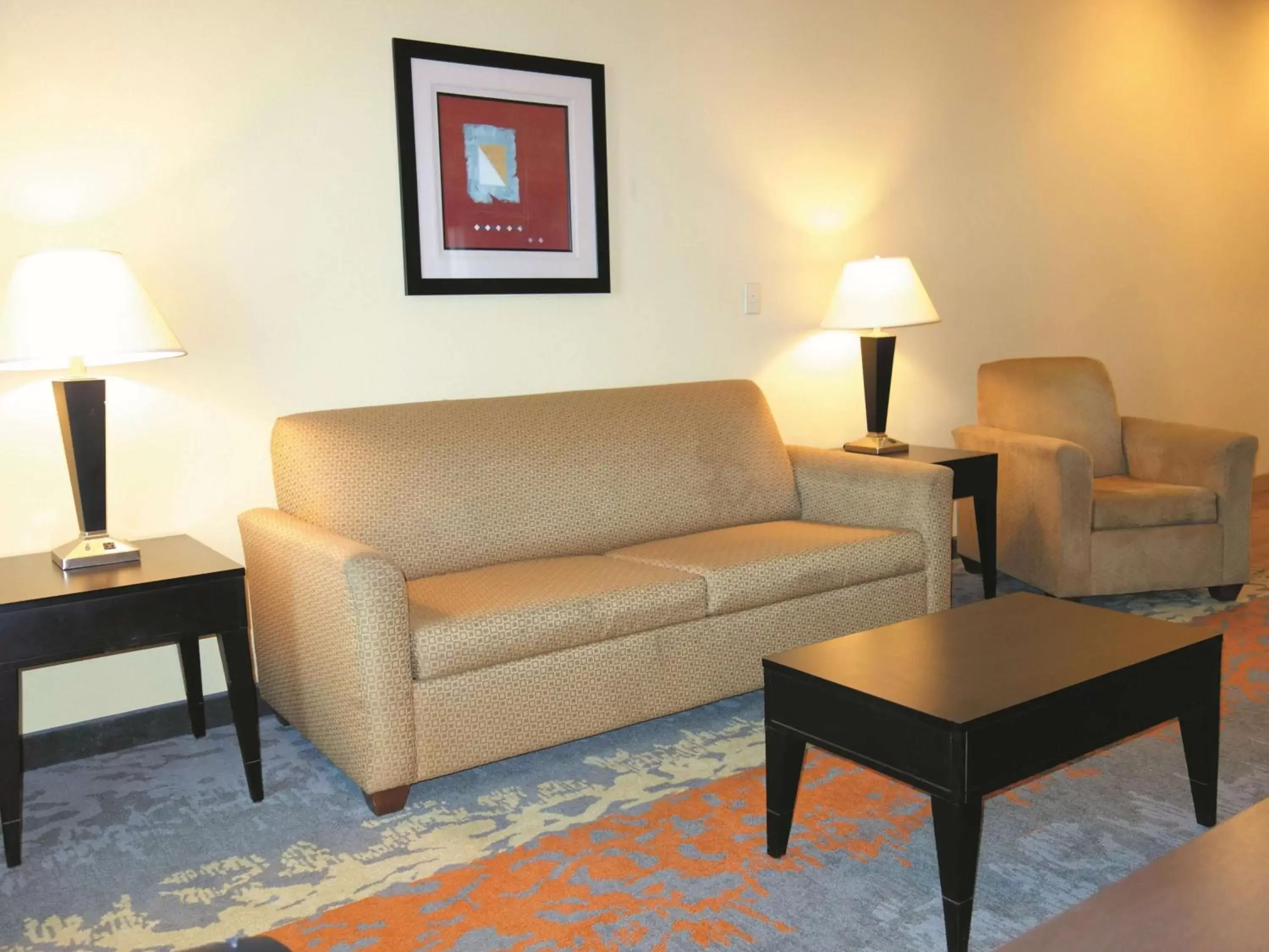Photo of the whole room, Seating Area in La Quinta Inn & Suites by Wyndham Eastland