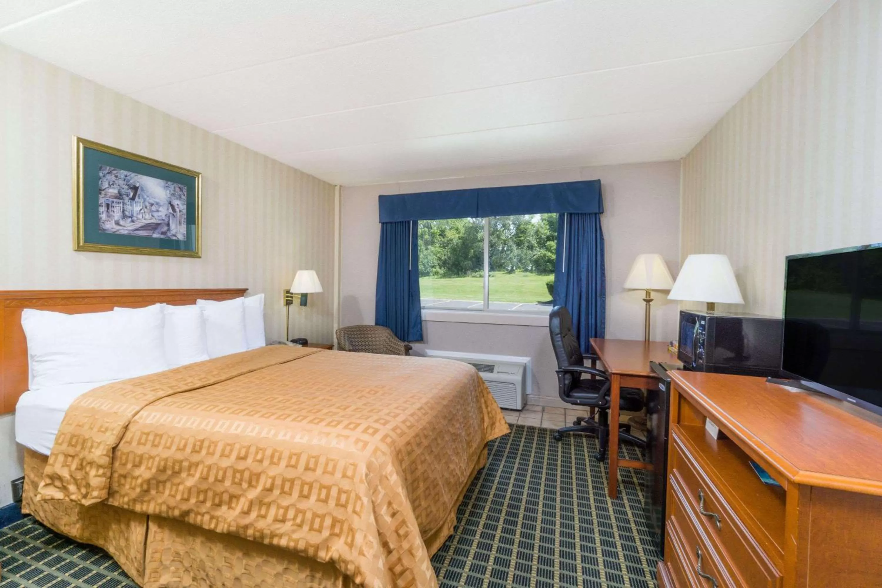 Photo of the whole room, Bed in Days Inn by Wyndham Columbus East Airport