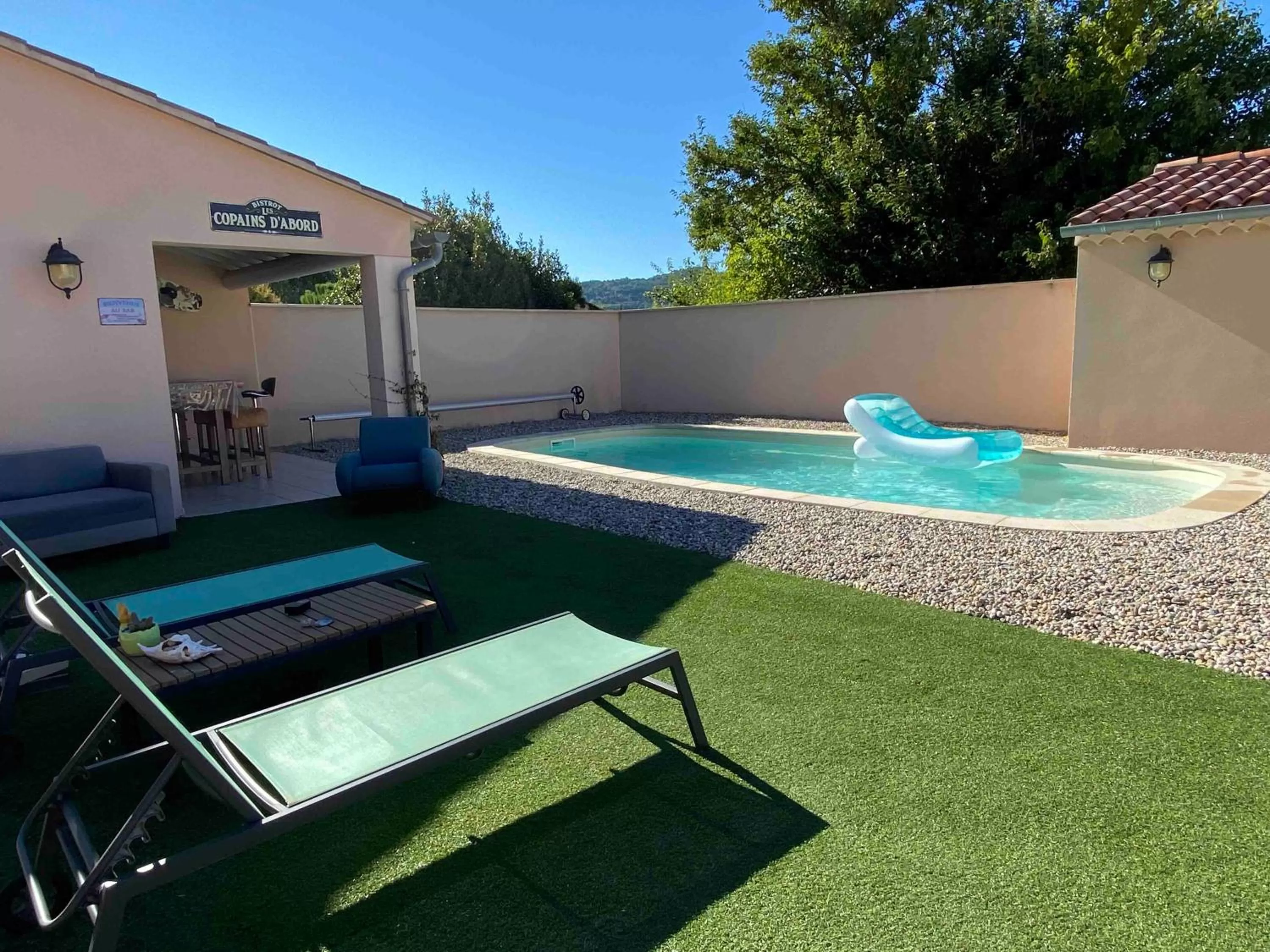 Swimming Pool in Chambre d'hôte au pied du Ventoux