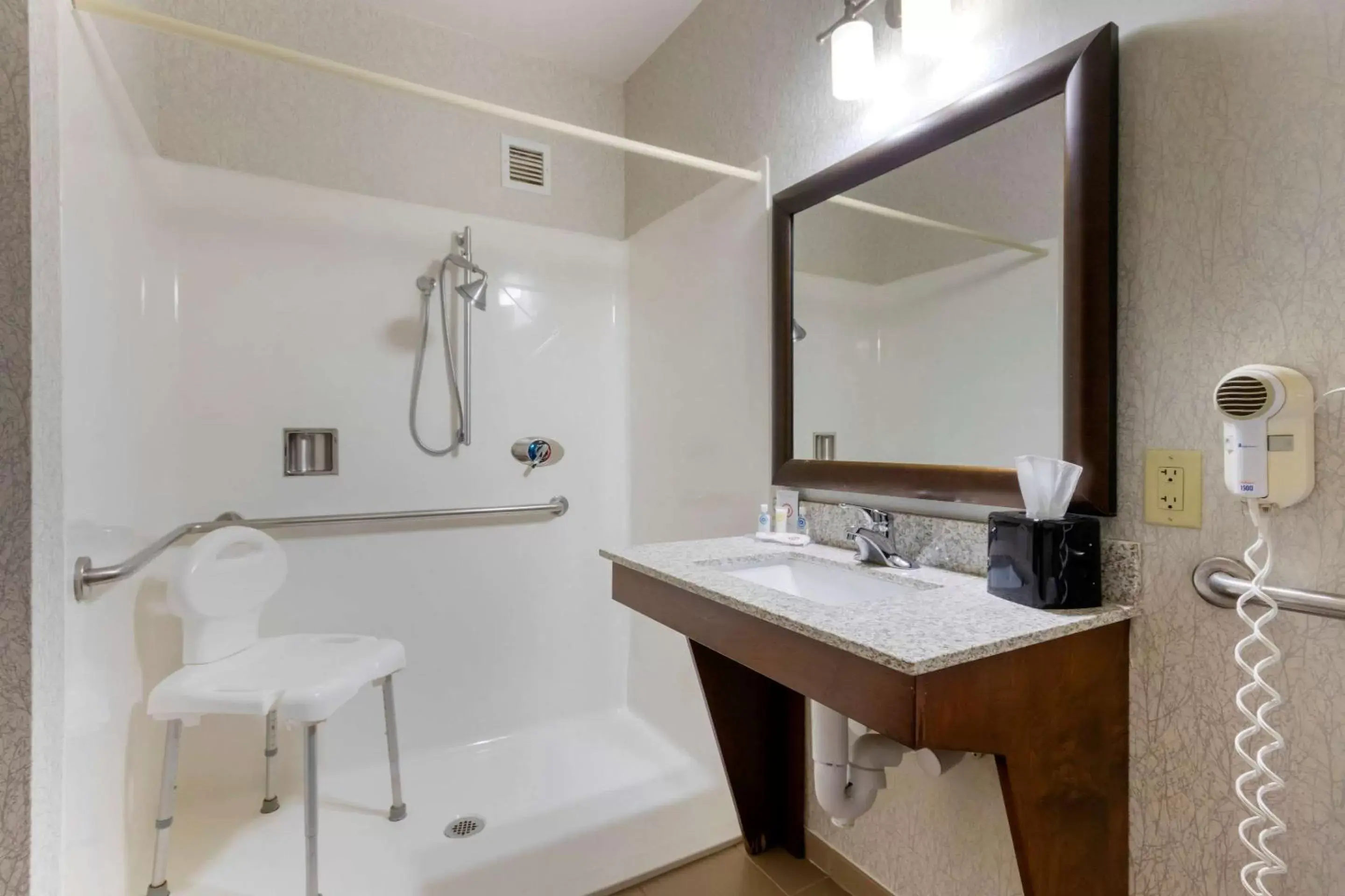 Bathroom in Comfort Inn & Suites Market - Airport