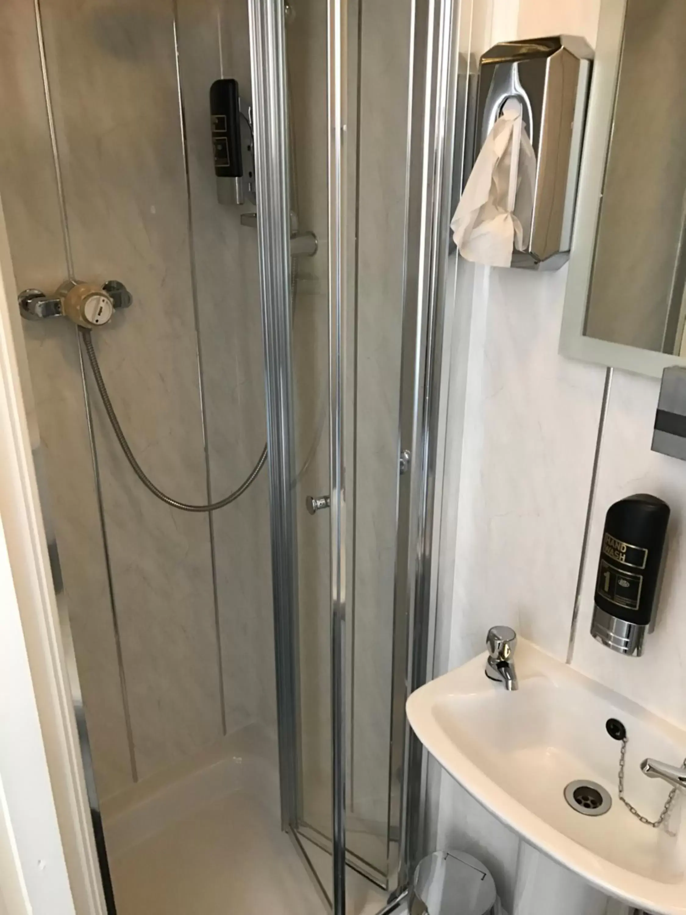 Shower, Bathroom in Queens Plaza Hotel