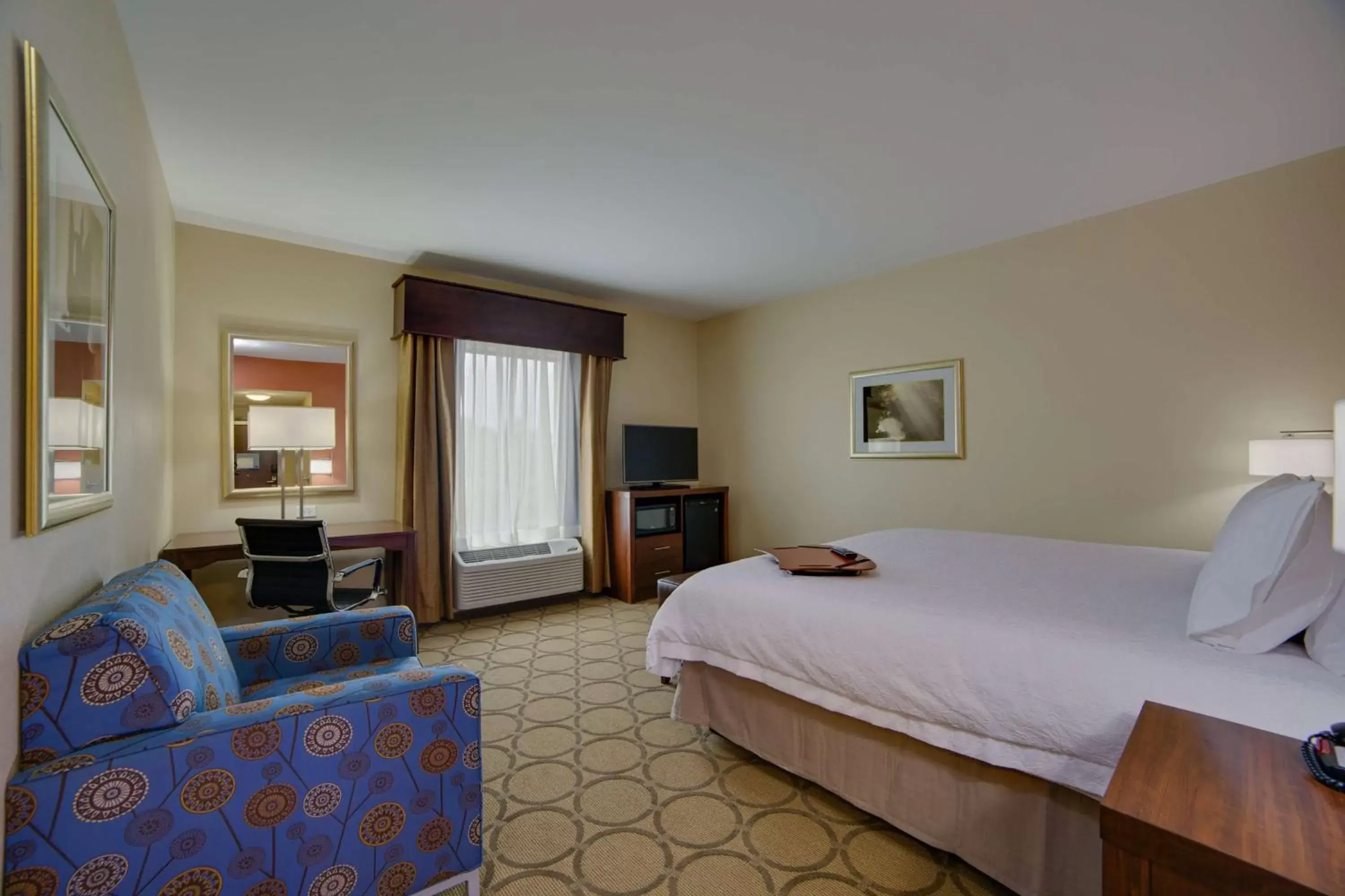 Bedroom in Hampton Inn & Suites Philadelphia/Bensalem