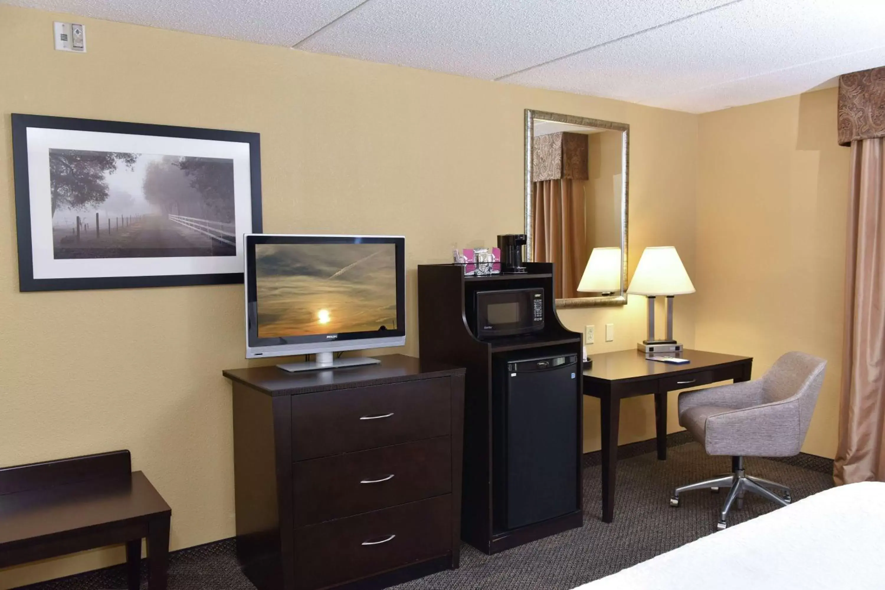 Bedroom, TV/Entertainment Center in Hampton Inn & Suites Alexandria