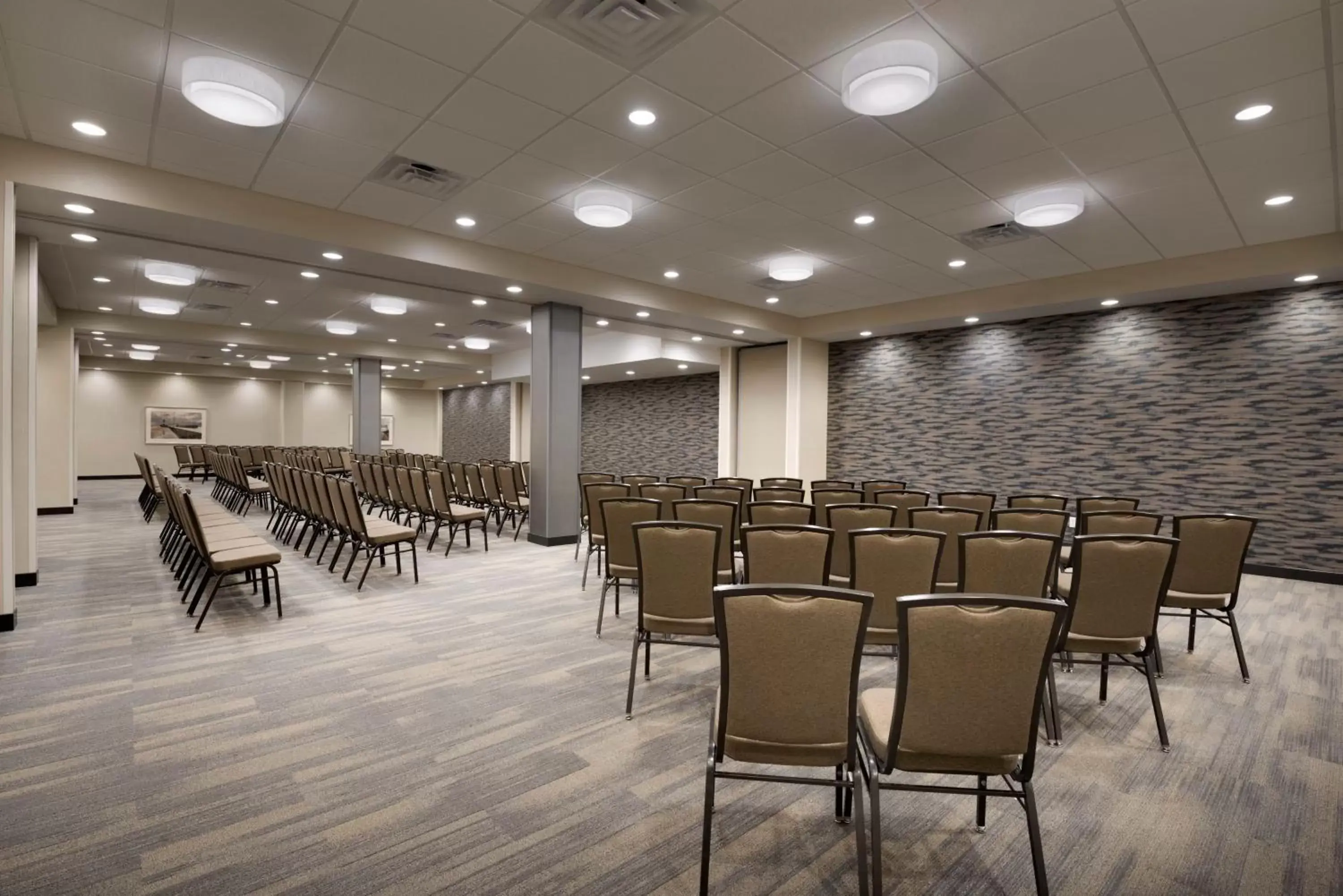 Meeting/conference room in Holiday Inn & Suites Duluth-Downtown, an IHG Hotel