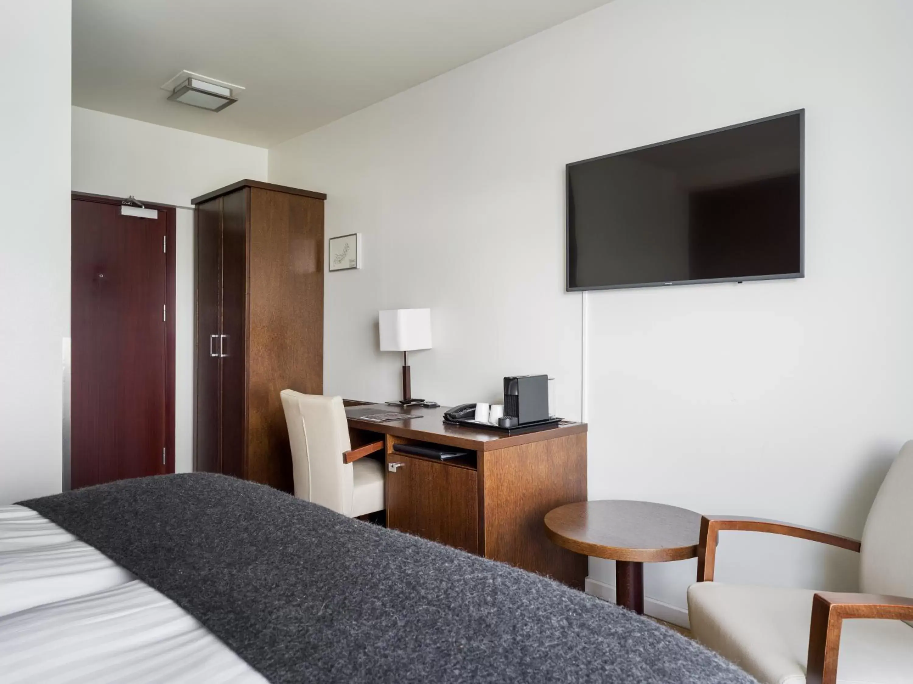 Bed, TV/Entertainment Center in Hotel Kea by Keahotels