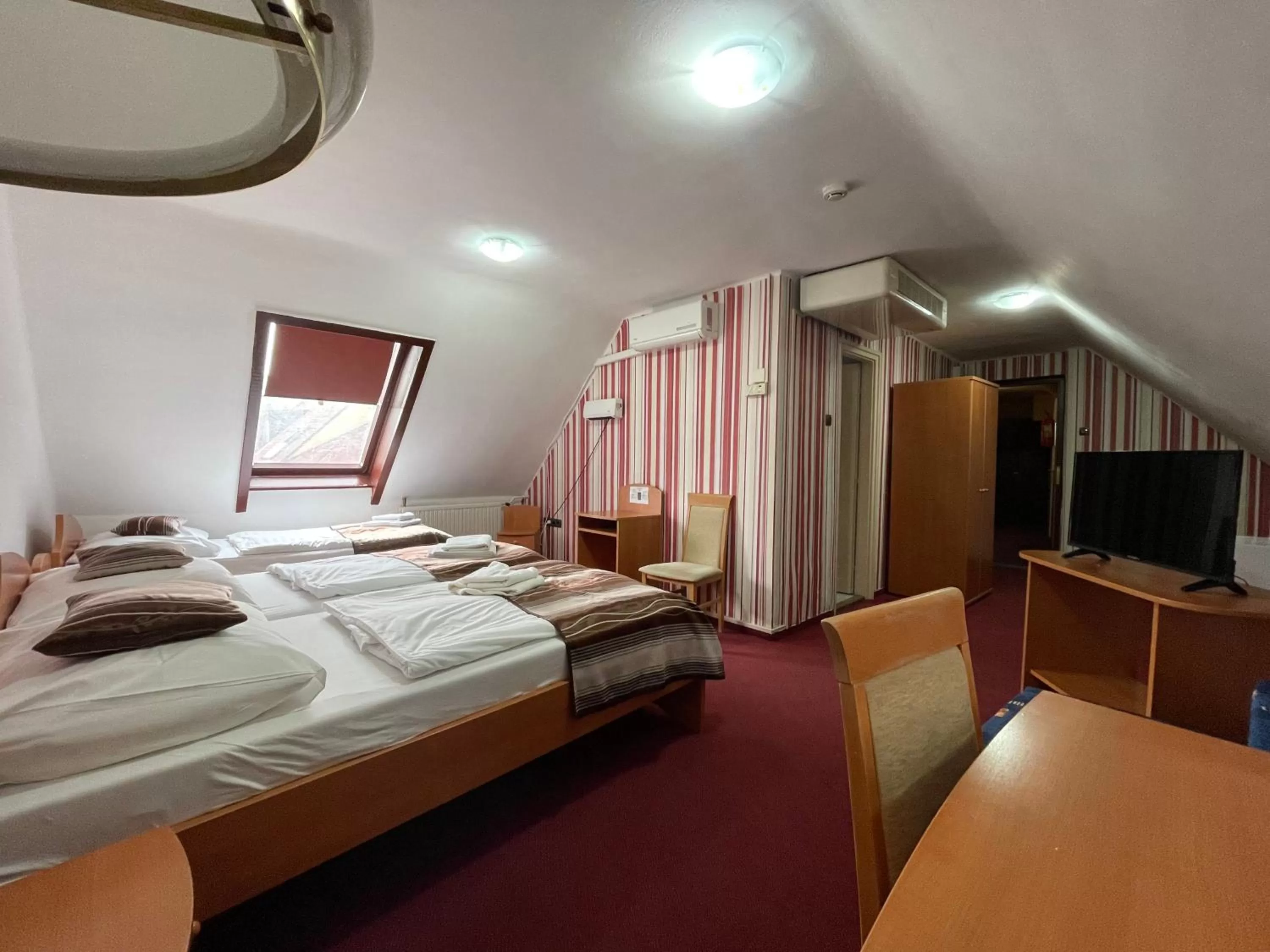 Bed in Hotel Minaret&Étterem