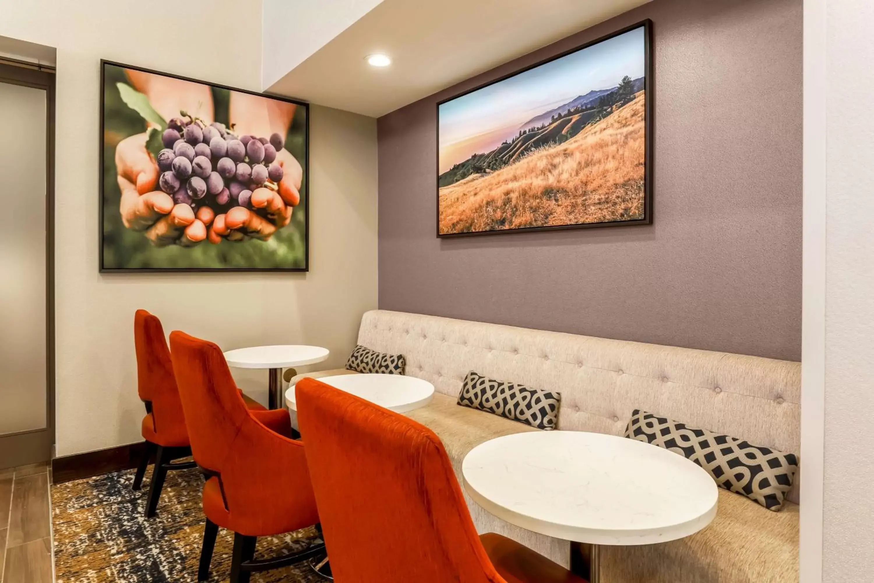 Lobby or reception in Hampton Inn & Suites Windsor-Sonoma Wine Country Lobby or reception in Hampton Inn & Suites Windsor-Sonoma Wine Country