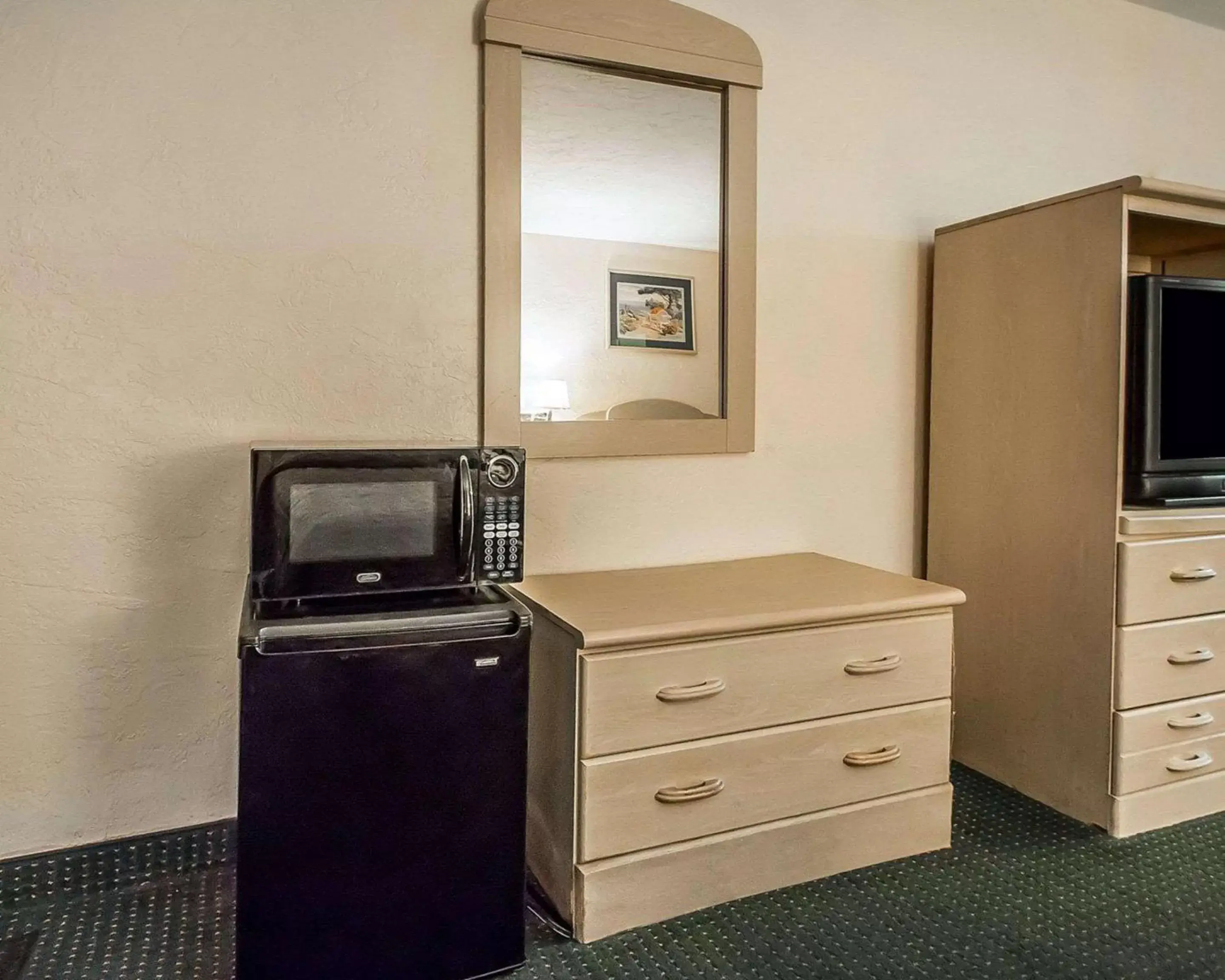 Photo of the whole room, TV/Entertainment Center in Rodeway Inn Gainesville - University Area