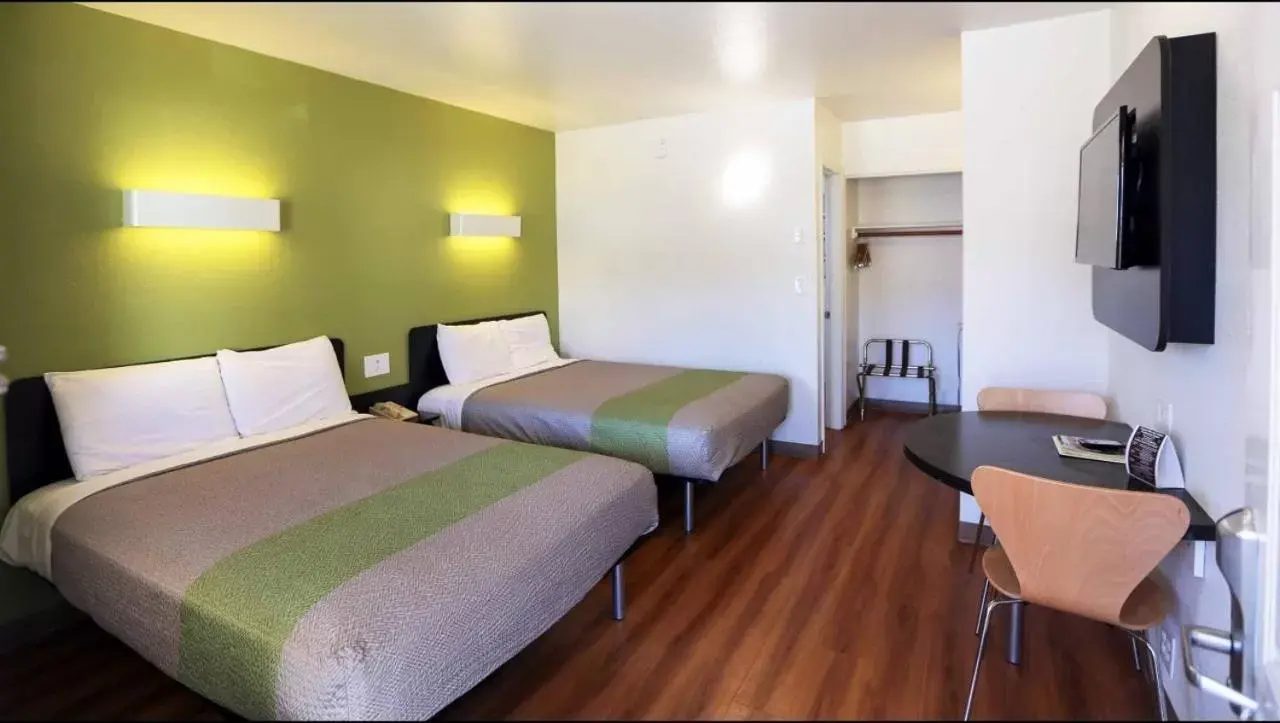 Bed in Motel 6-Payson, AZ