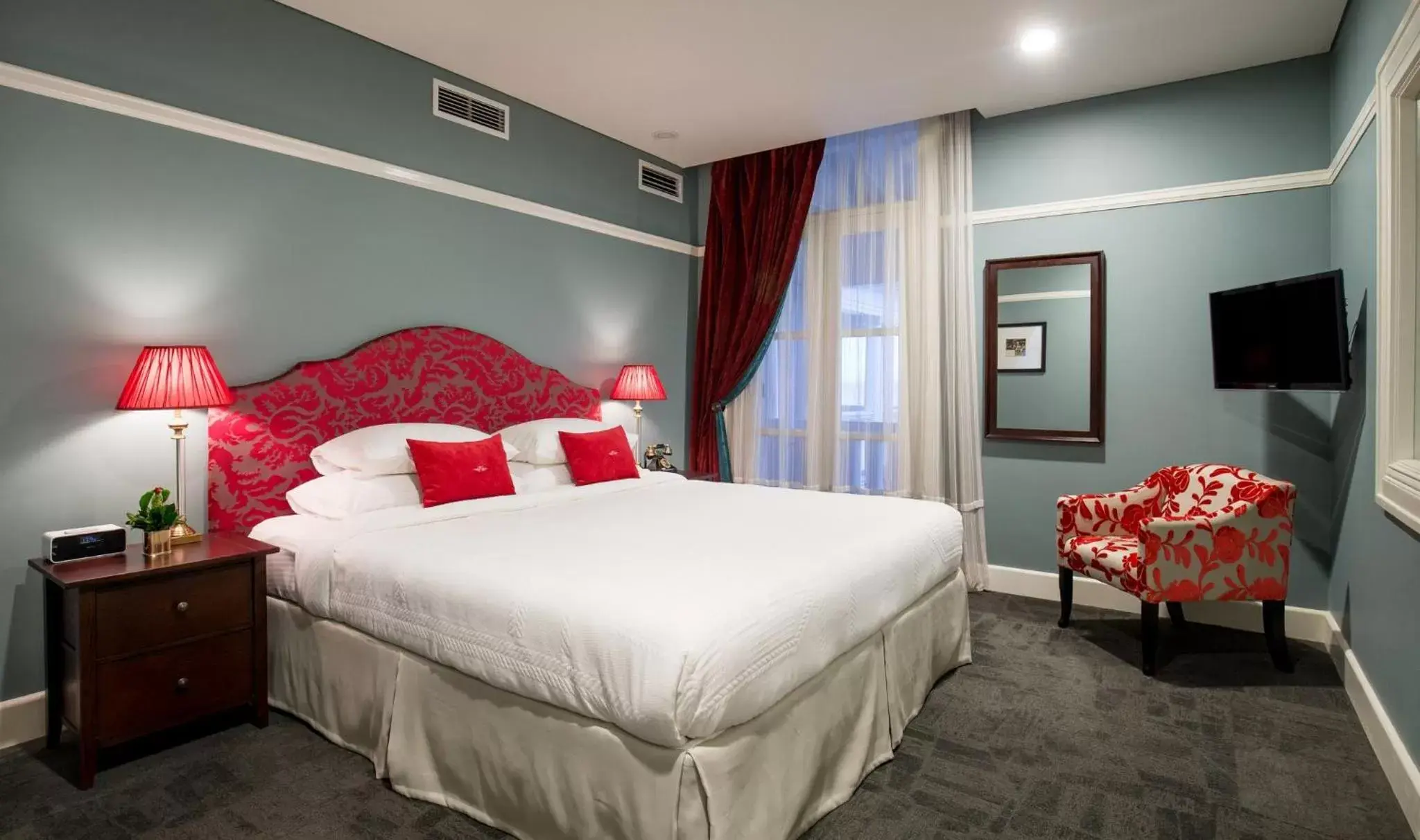 Photo of the whole room, Bed in Grand Pacific Hotel