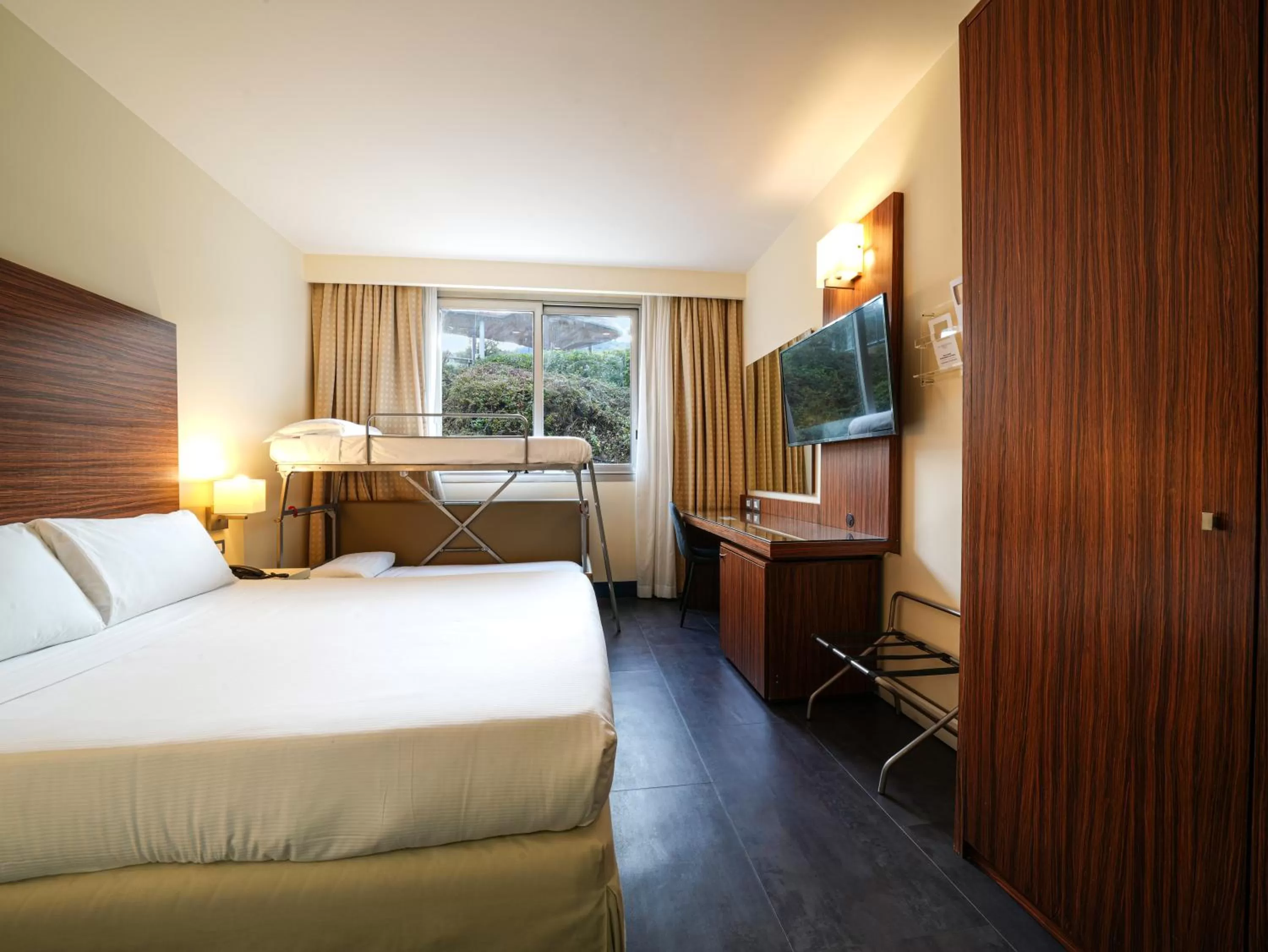 Bed in La Meridiana Bleisure Hotel