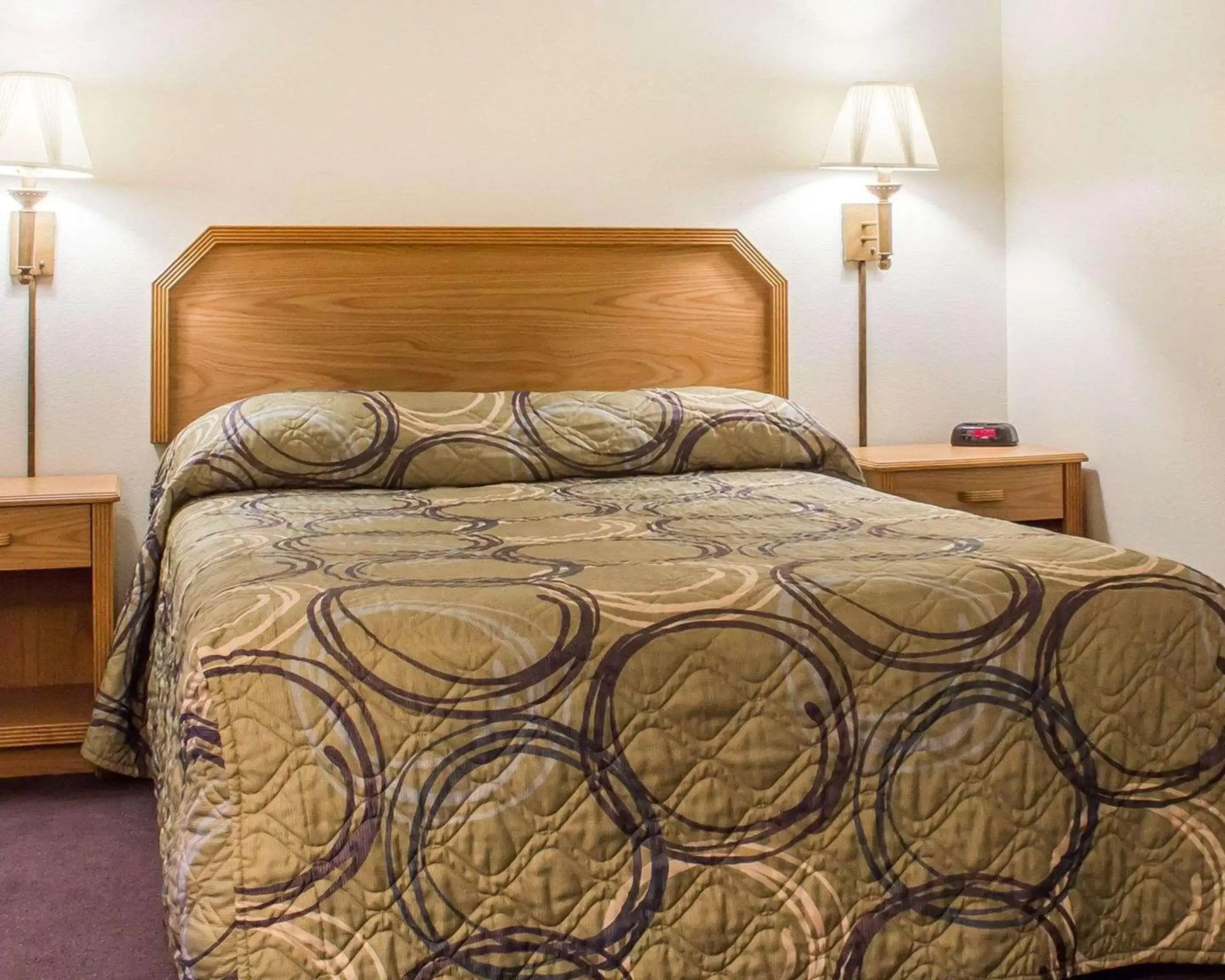 Photo of the whole room, Bed in Rodeway Inn Silver Creek Inn