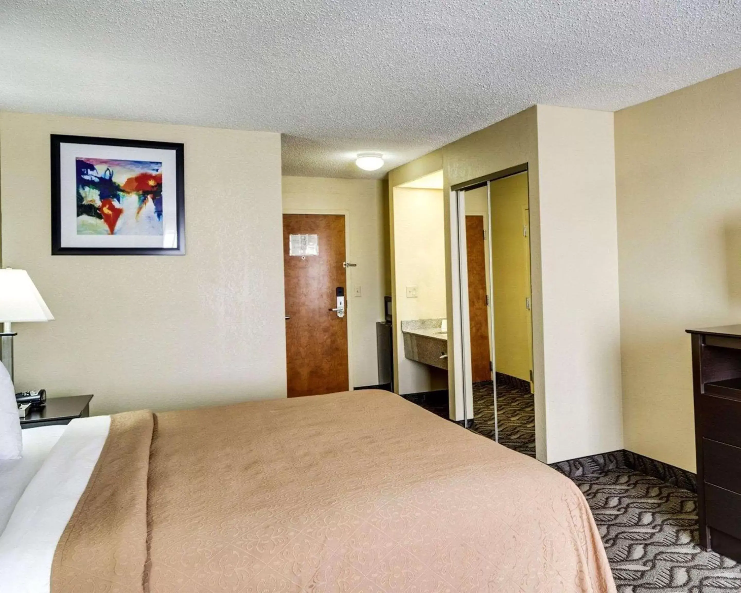 Photo of the whole room, Bed in Quality Suites Baton Rouge East - Denham Springs