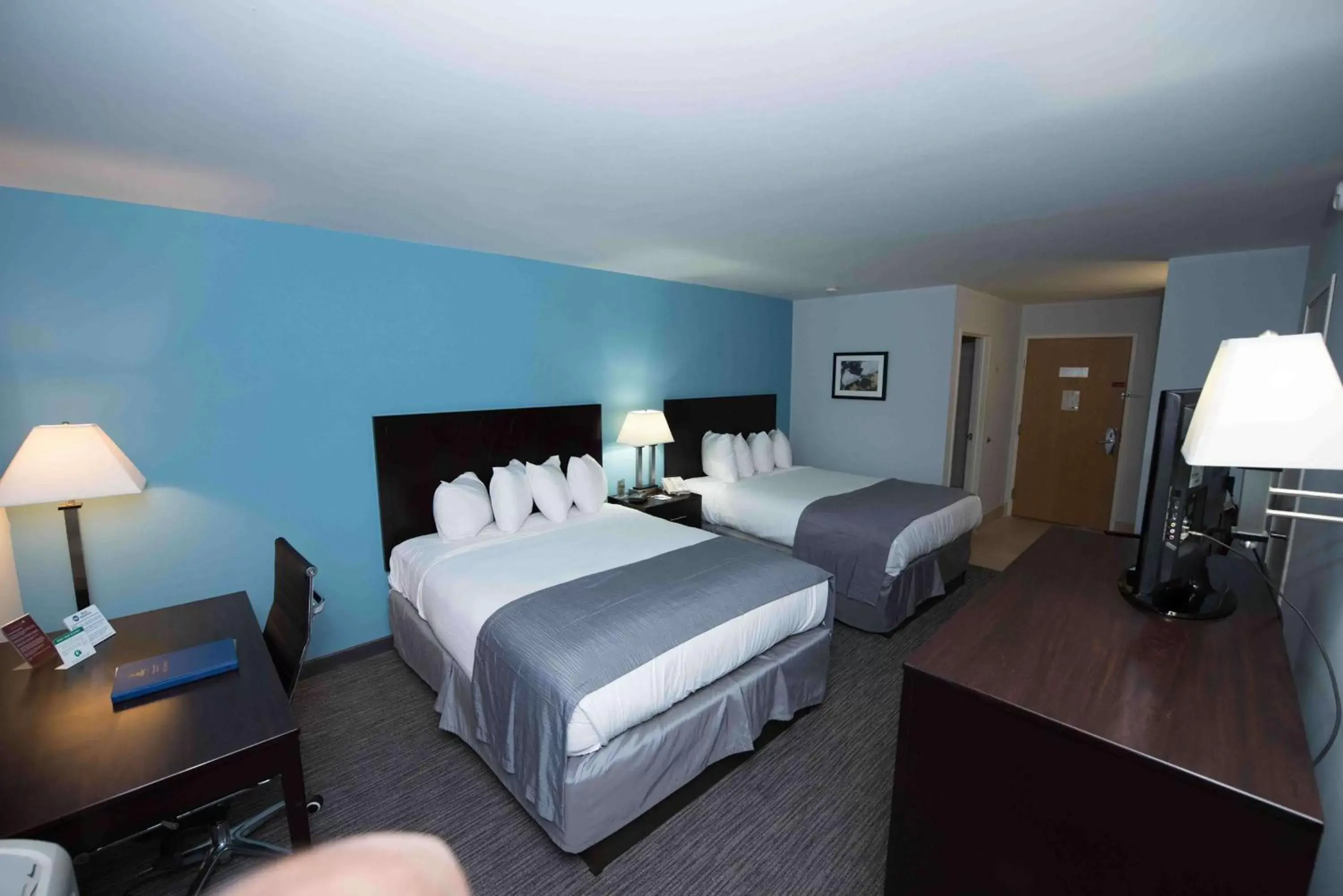Bed in Best Western New Baltimore Inn