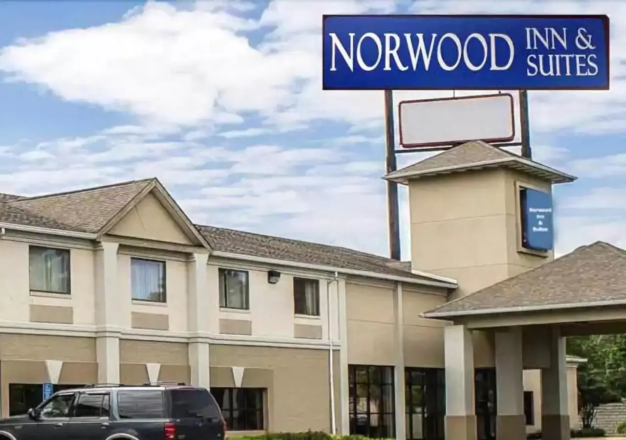 Property Building in Norwood Inn & Suites Columbus Property Building in Norwood Inn & Suites Columbus