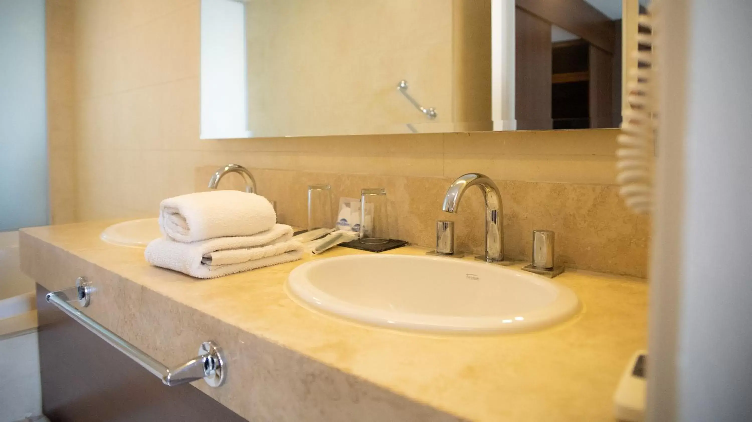 Bathroom in Howard Johnson La Cañada Hotel & Suites