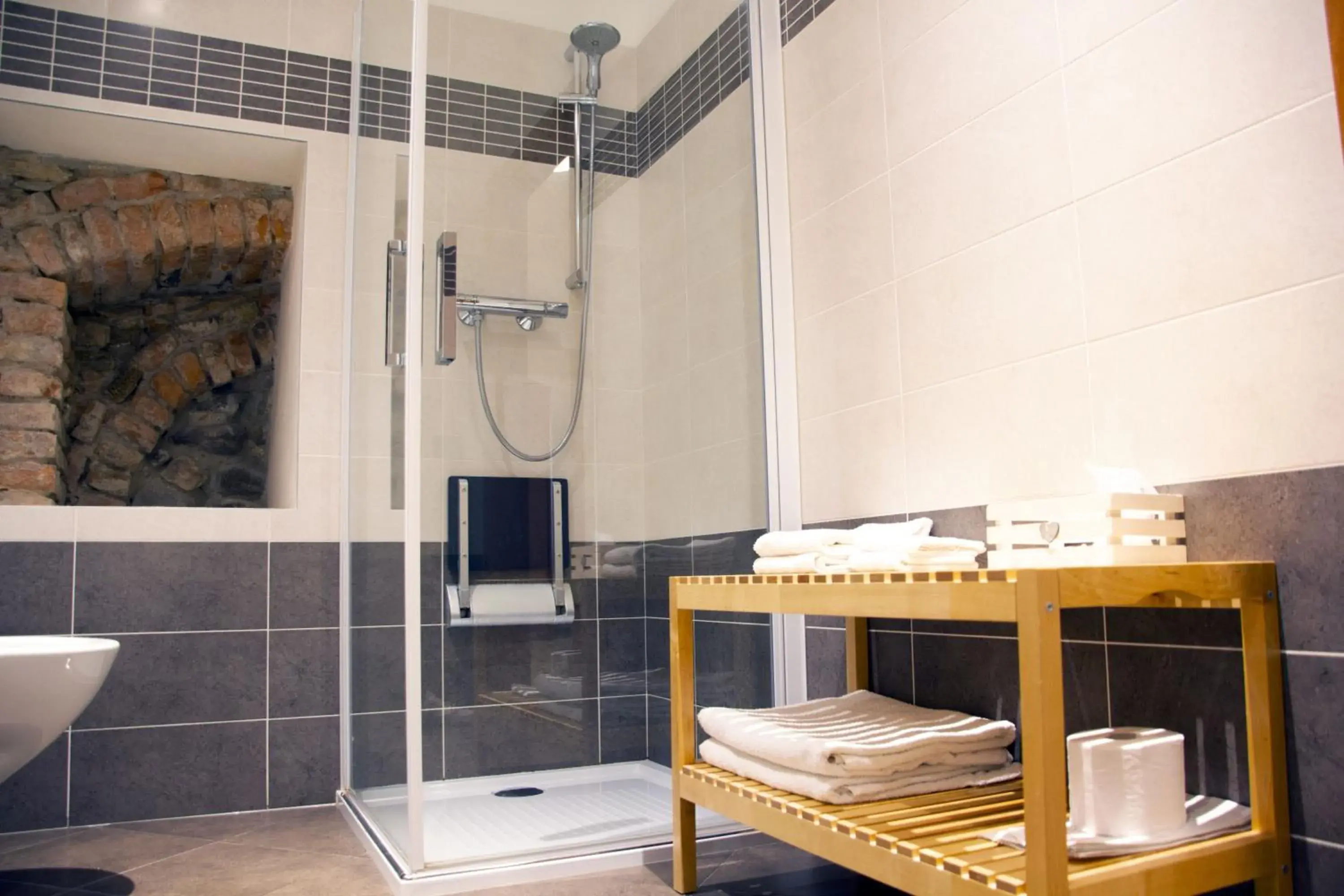 Shower, Bathroom in Hotel Venezia