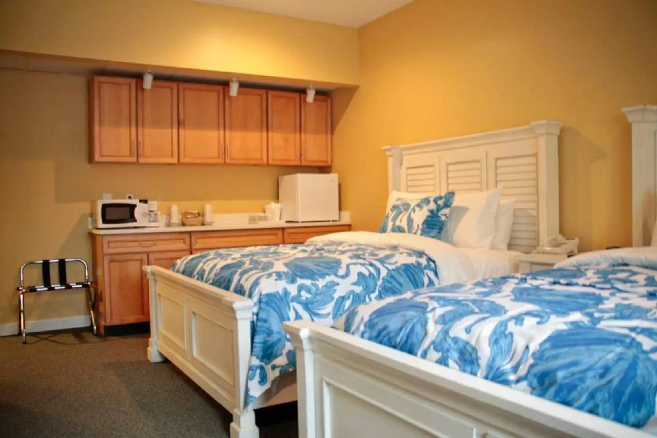 Kitchen or kitchenette, Bed in Bay Pointe Inn