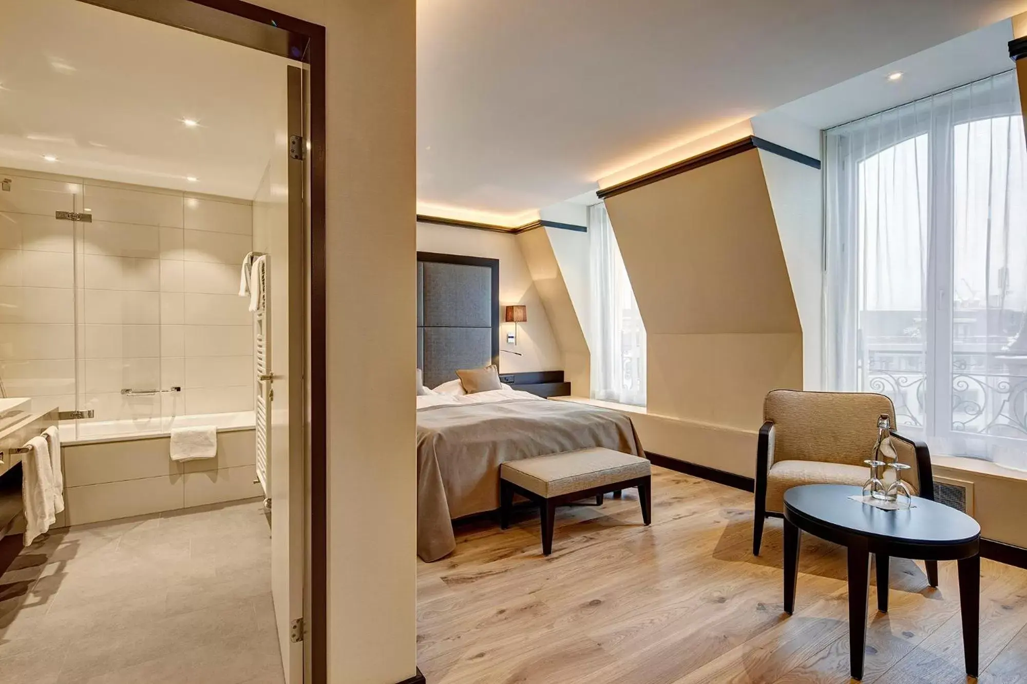 Shower, Bed in Hotel Monopol Luzern