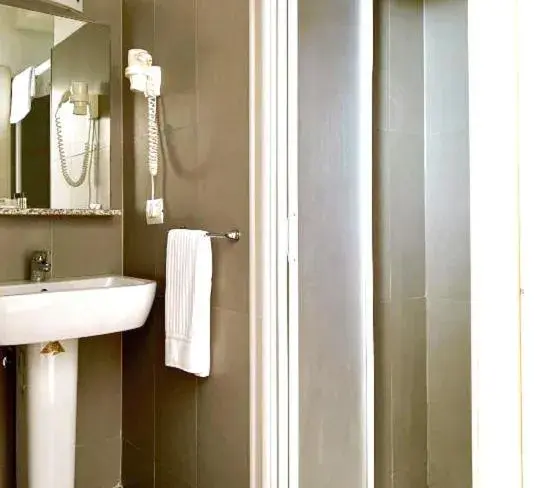 Shower, Bathroom in Keb Hotel